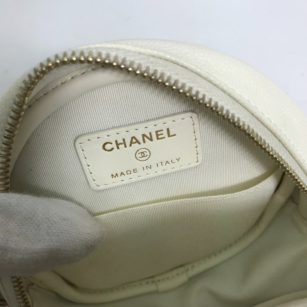 Chanel White Leather Shoulder Bag (Pre-Owned)