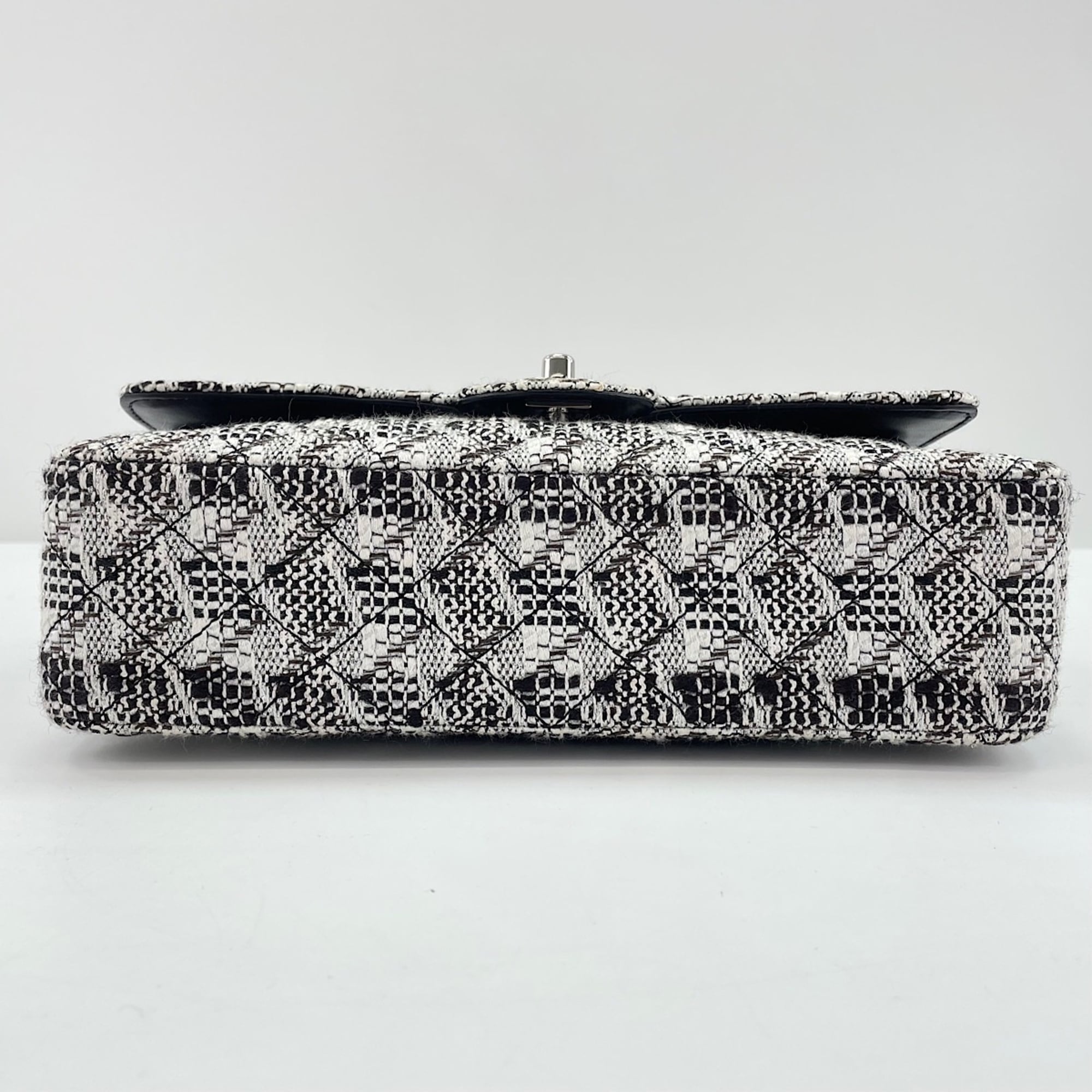 Chanel White Handbag (Pre-Owned)