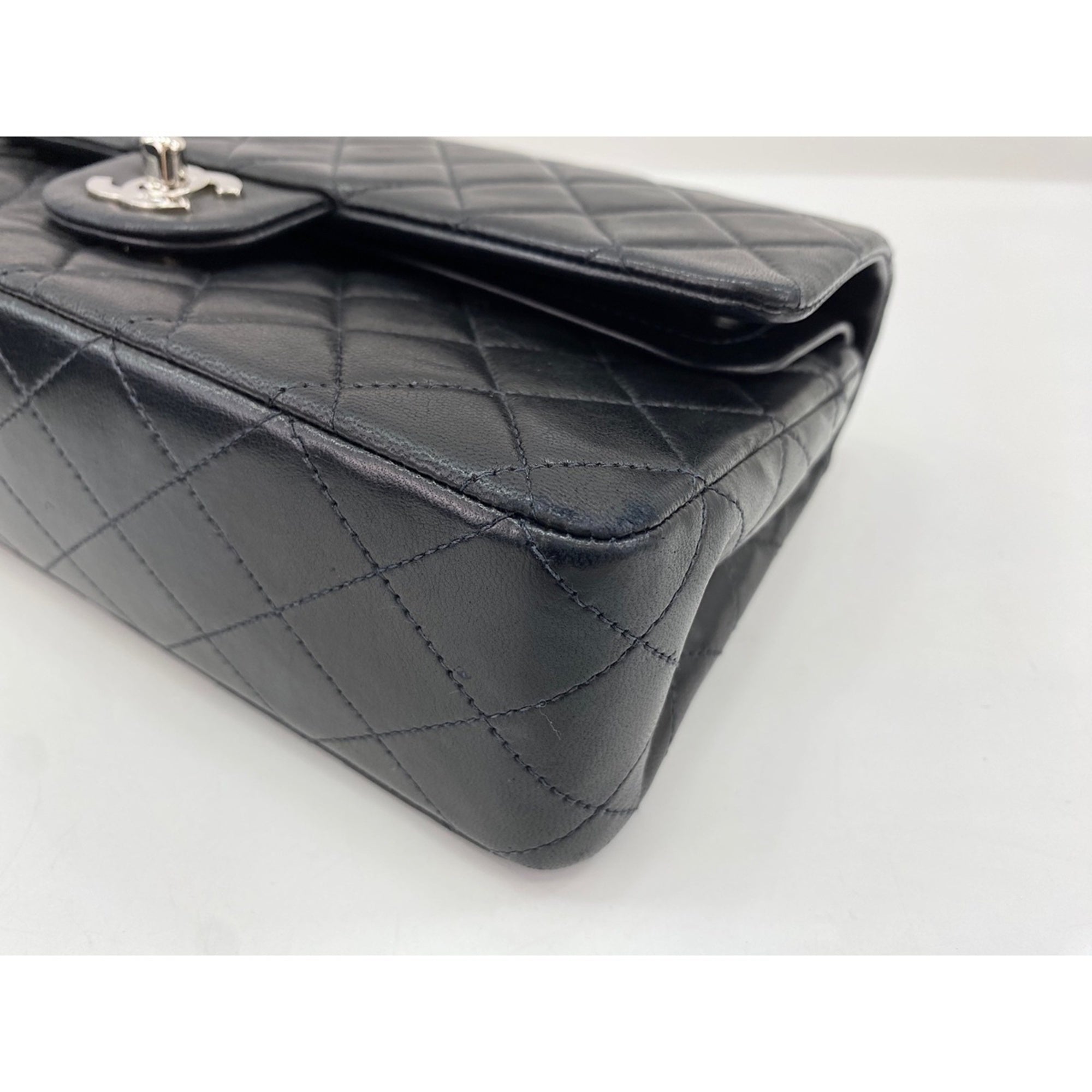 Chanel Black Shoulder Bag (Pre-Owned)
