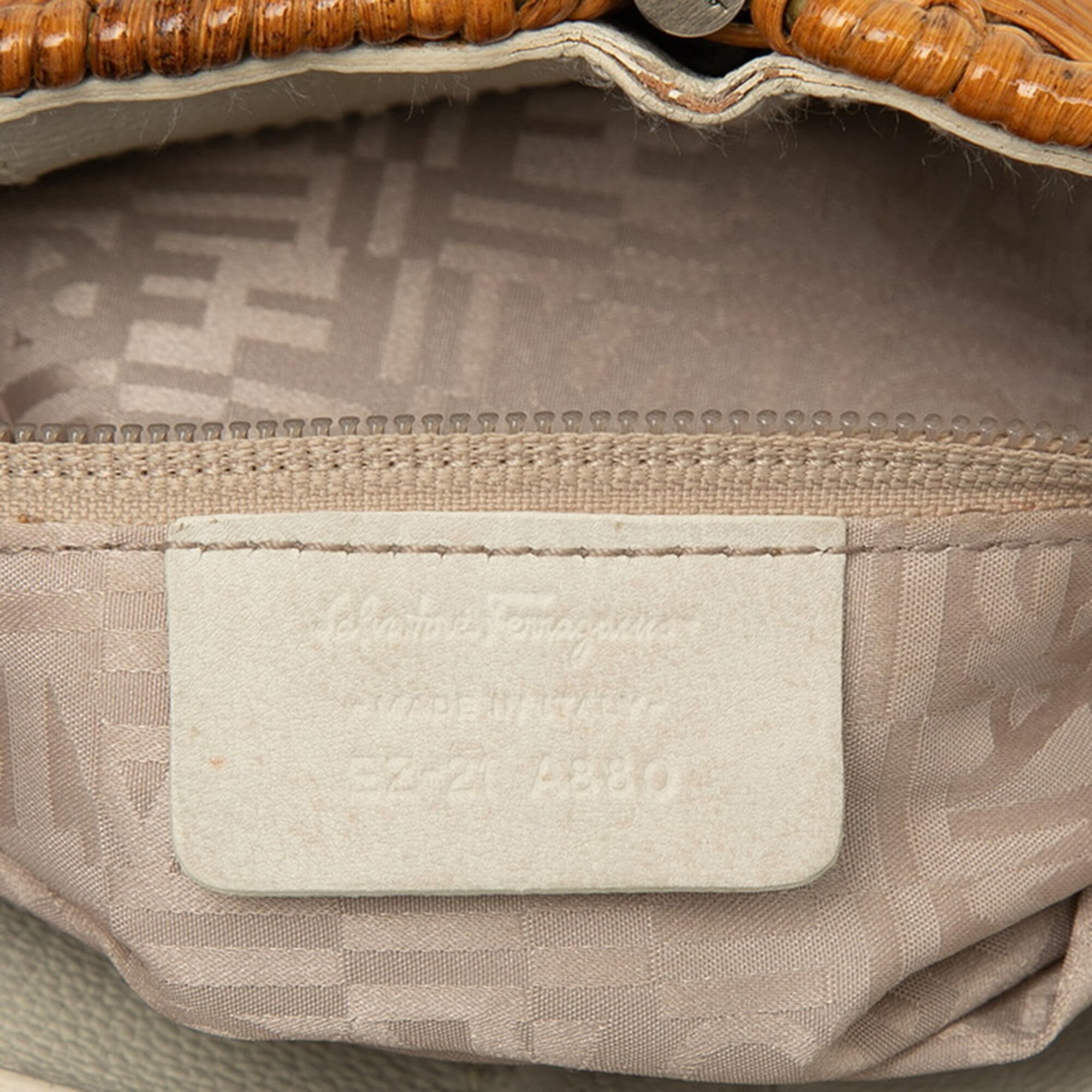 Salvatore Ferragamo Off-White Leather Shoulder Bag (Pre-Owned)