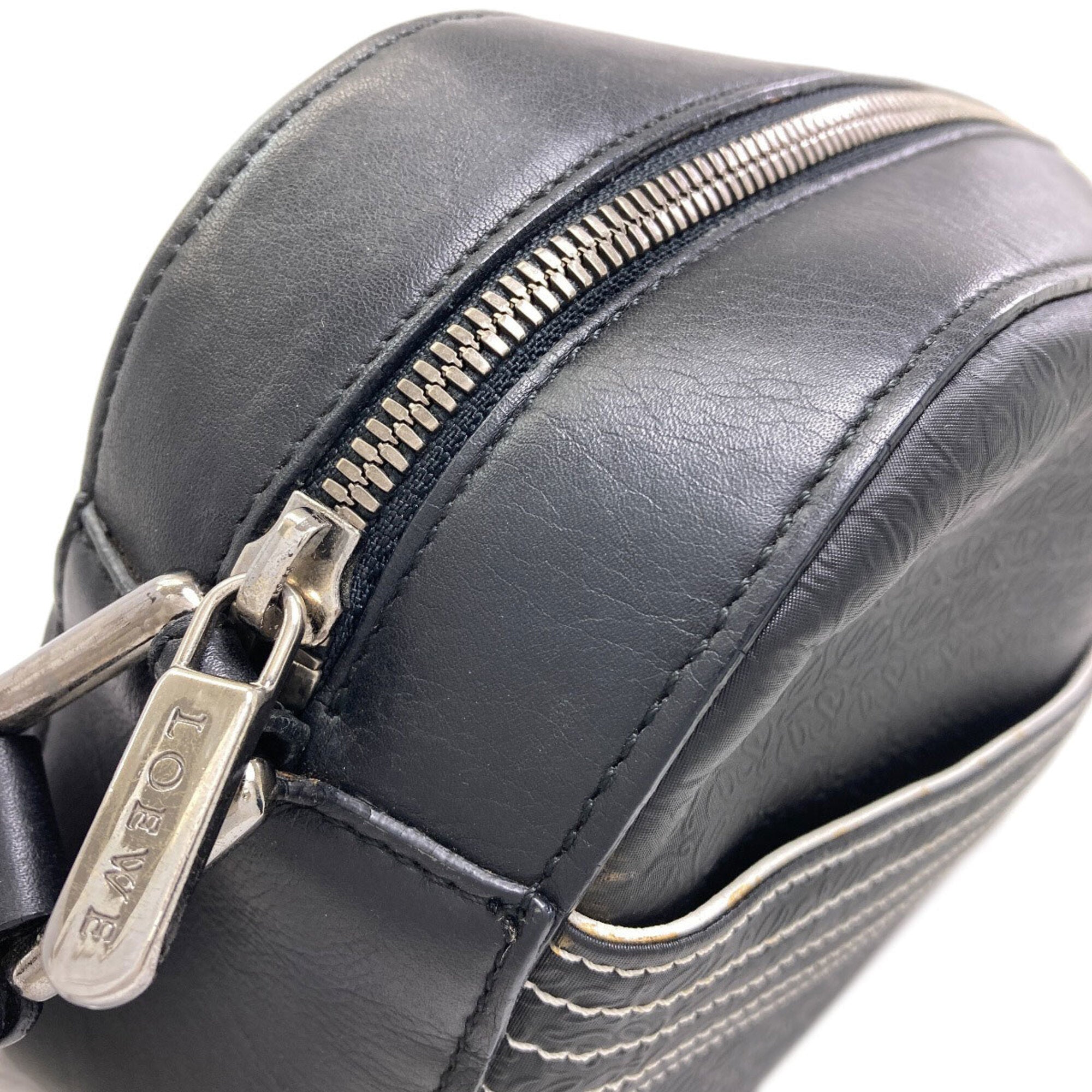 Loewe Black Leather Shoulder Bag (Pre-Owned)