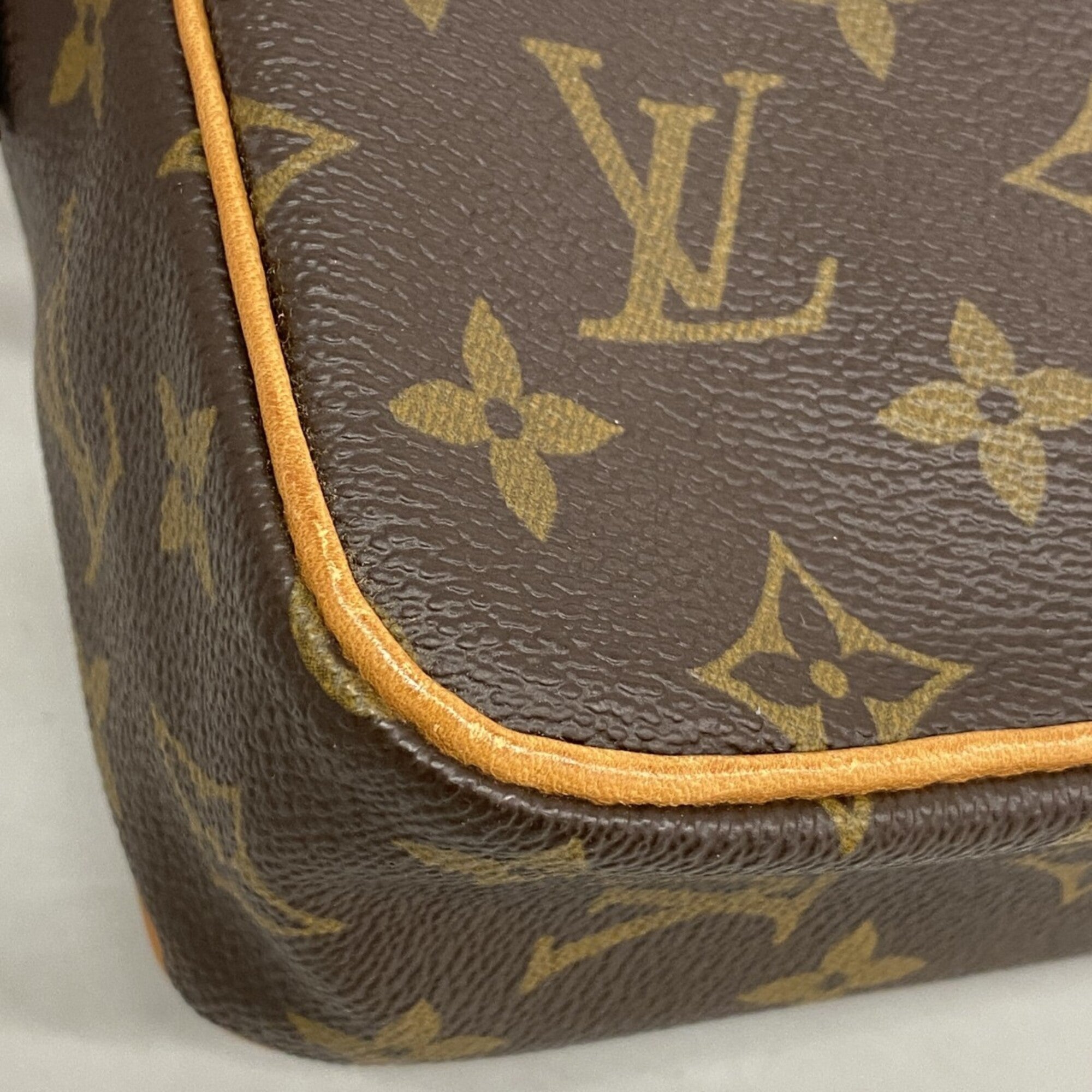 Louis Vuitton Brown Clutch Bag (Pre-Owned)