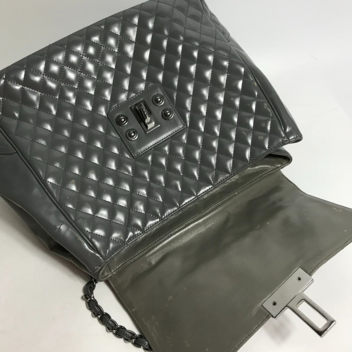 Chanel Gray Leather Handbag Shoulder Bag (Pre-Owned)