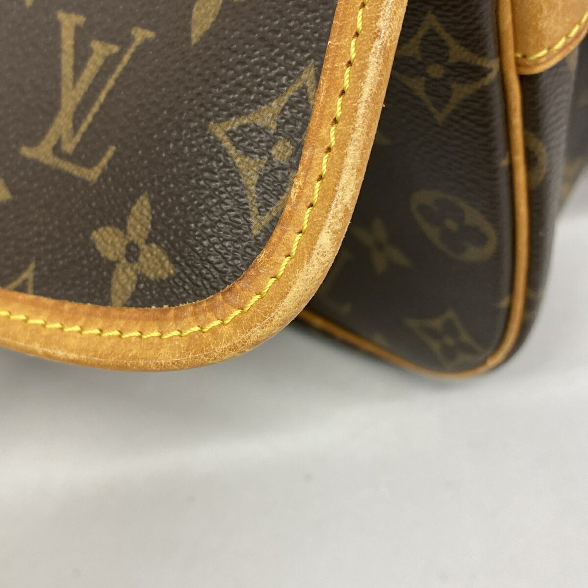 Louis Vuitton Brown Shoulder Bag (Pre-Owned)