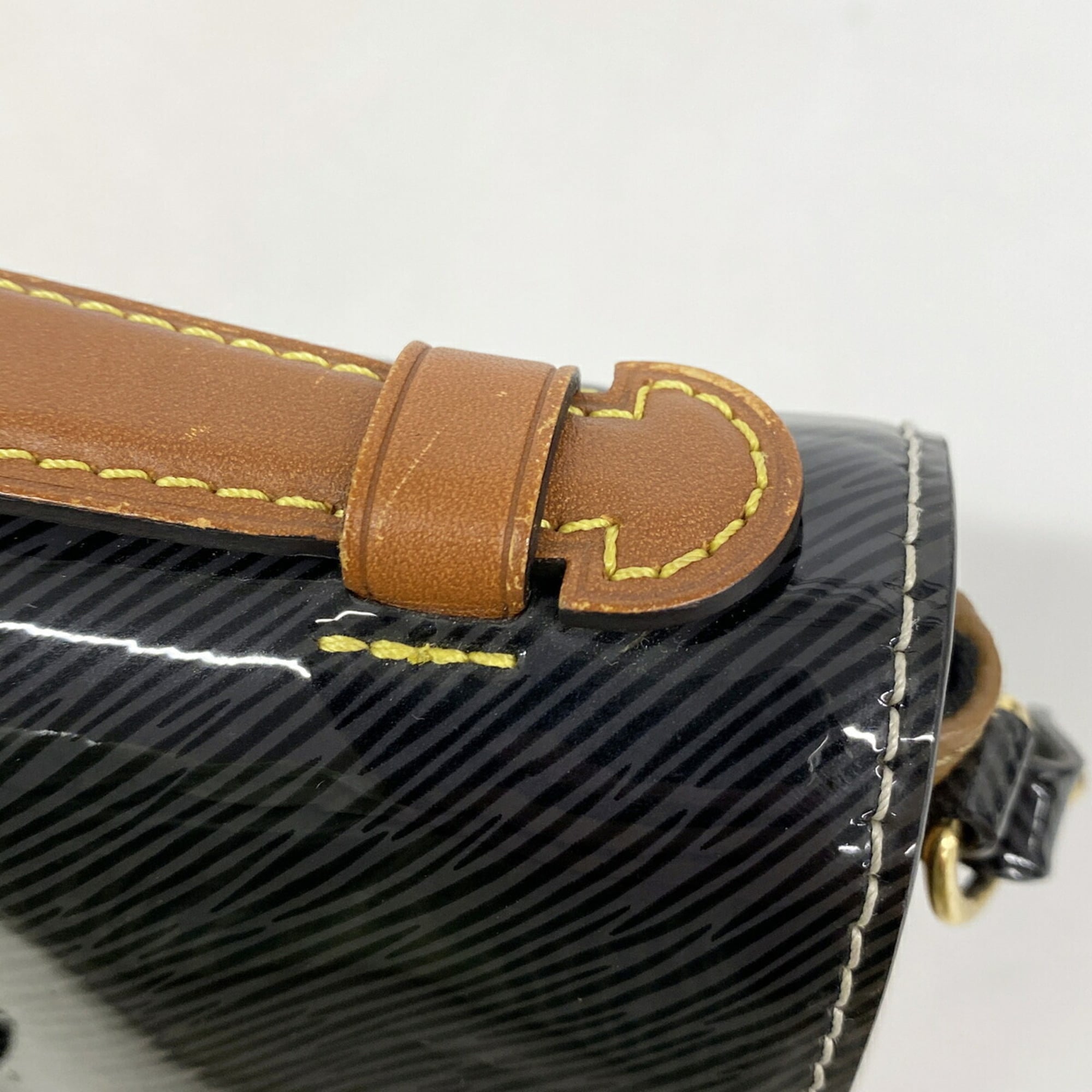 Louis Vuitton Black Handbag (Pre-Owned)