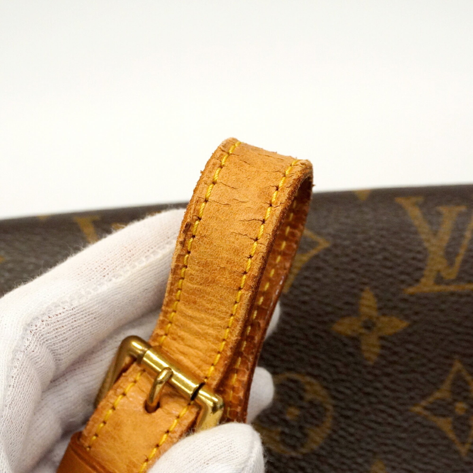 Louis Vuitton Brown Shoulder Bag (Pre-Owned)