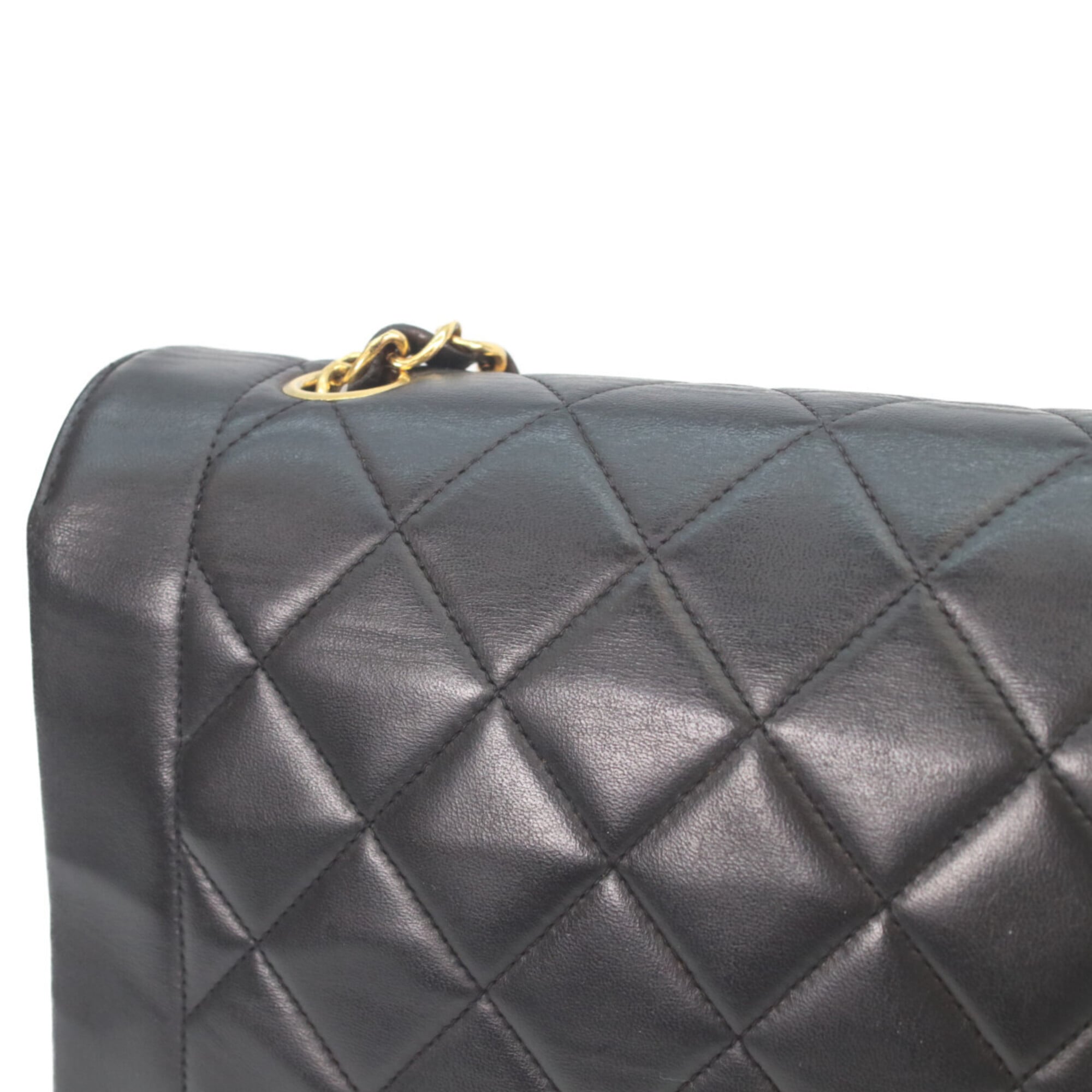 Chanel Black Leather Shoulder Bag (Pre-Owned)