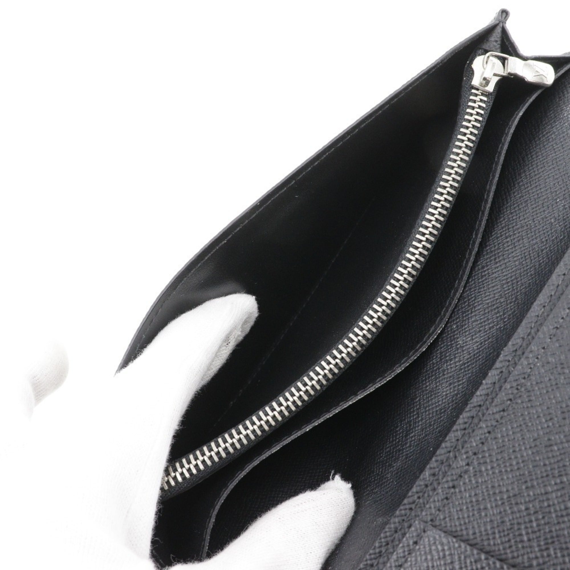 Louis Vuitton Taiga Black Noir Taiga Leather Long Wallet (Bi-Fold) (Pre-Owned)