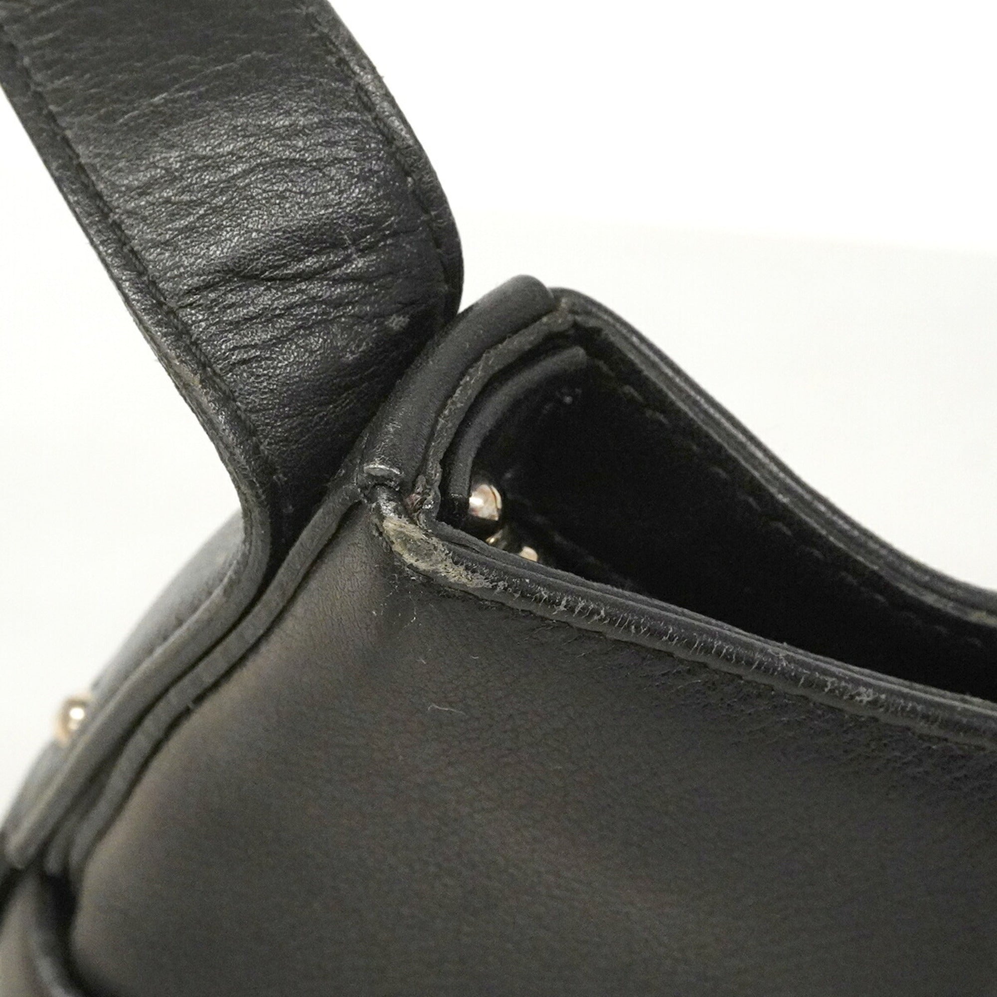 Salvatore Ferragamo Black Leather Shoulder Bag (Pre-Owned)