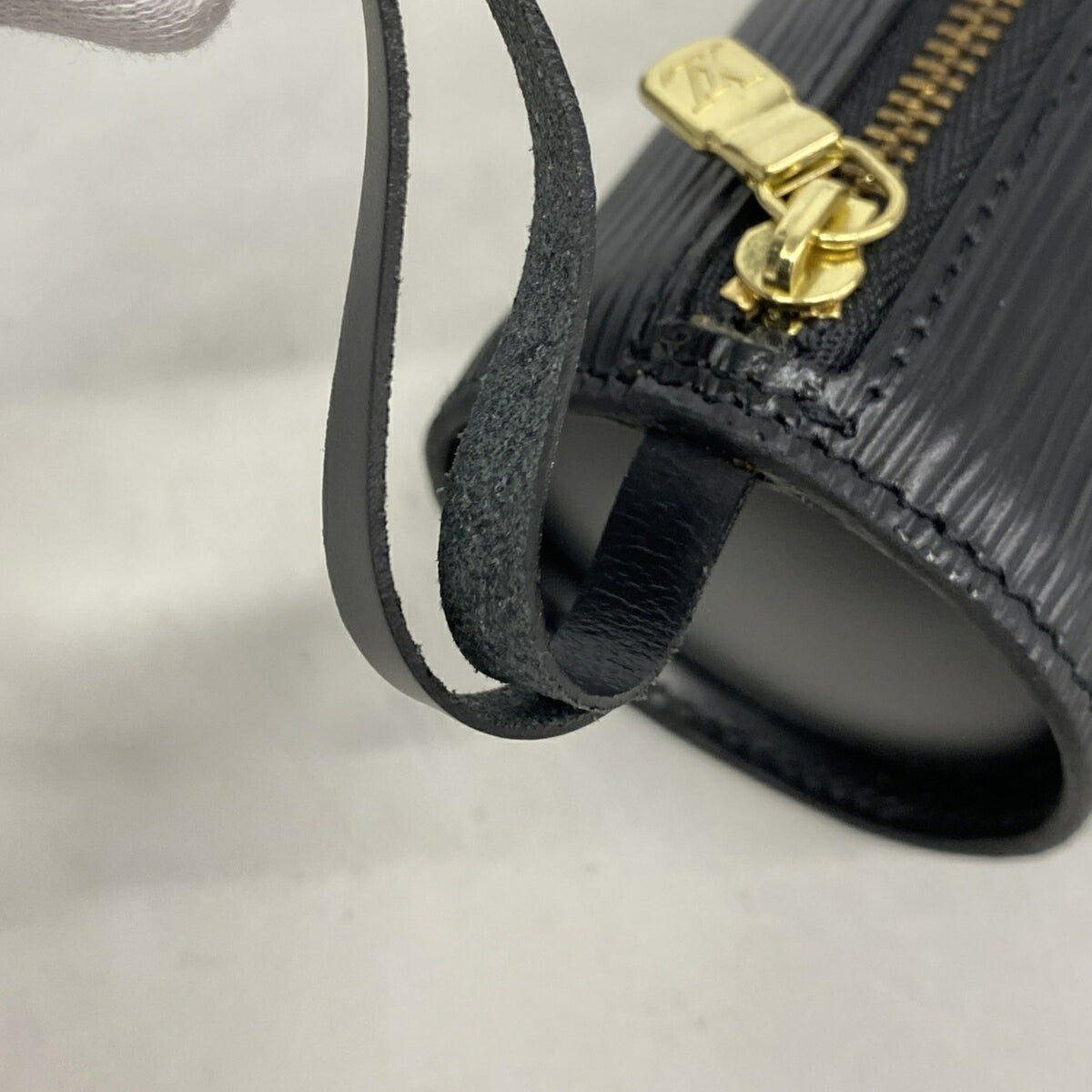 Louis Vuitton Noir Handbag (Pre-Owned)