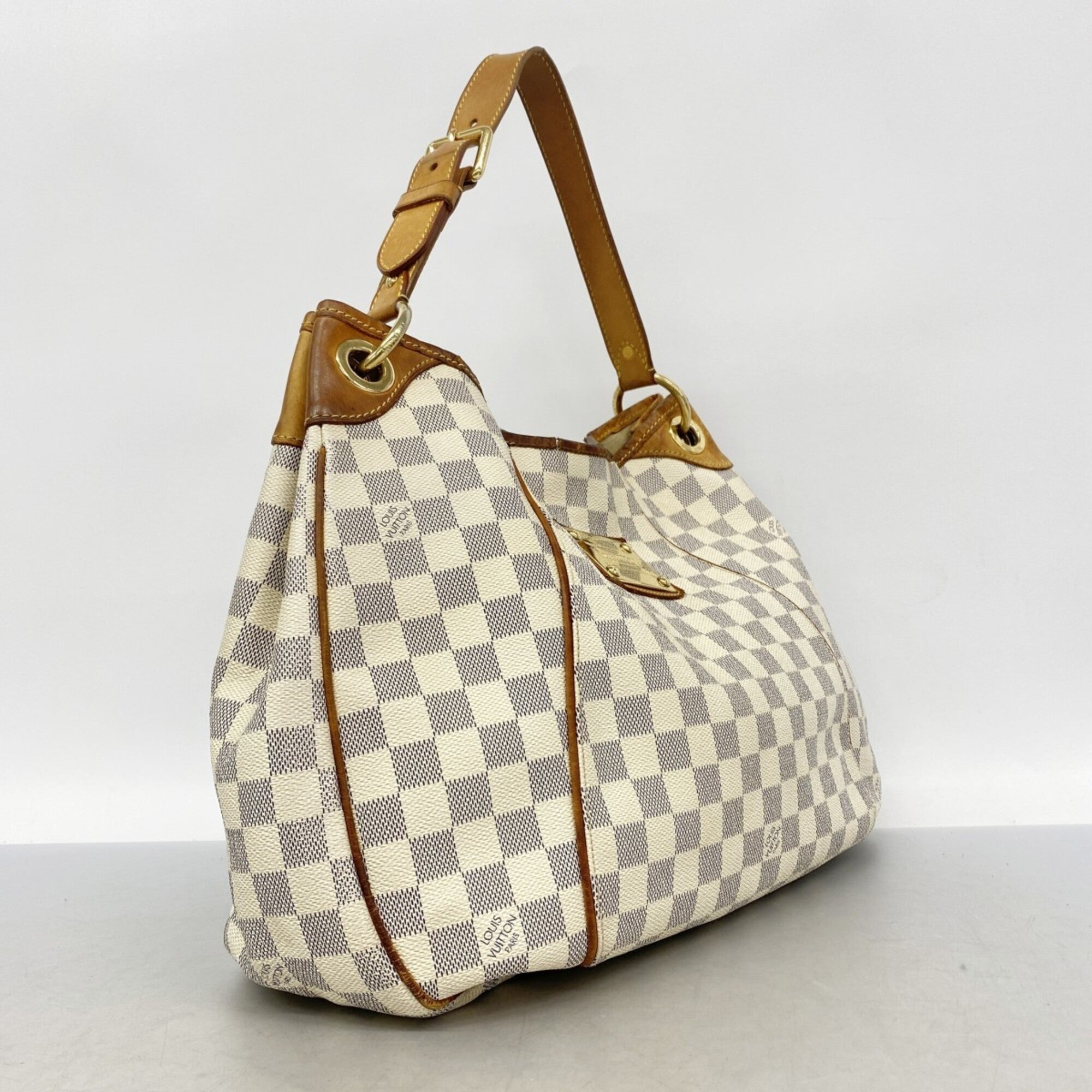 Louis Vuitton White Shoulder Bag (Pre-Owned)