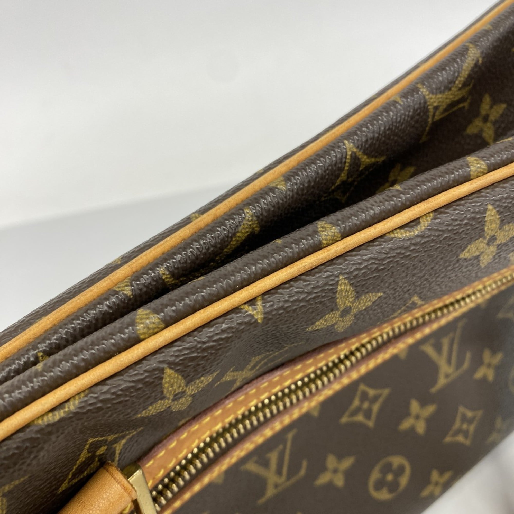 Louis Vuitton Brown Shoulder Bag (Pre-Owned)