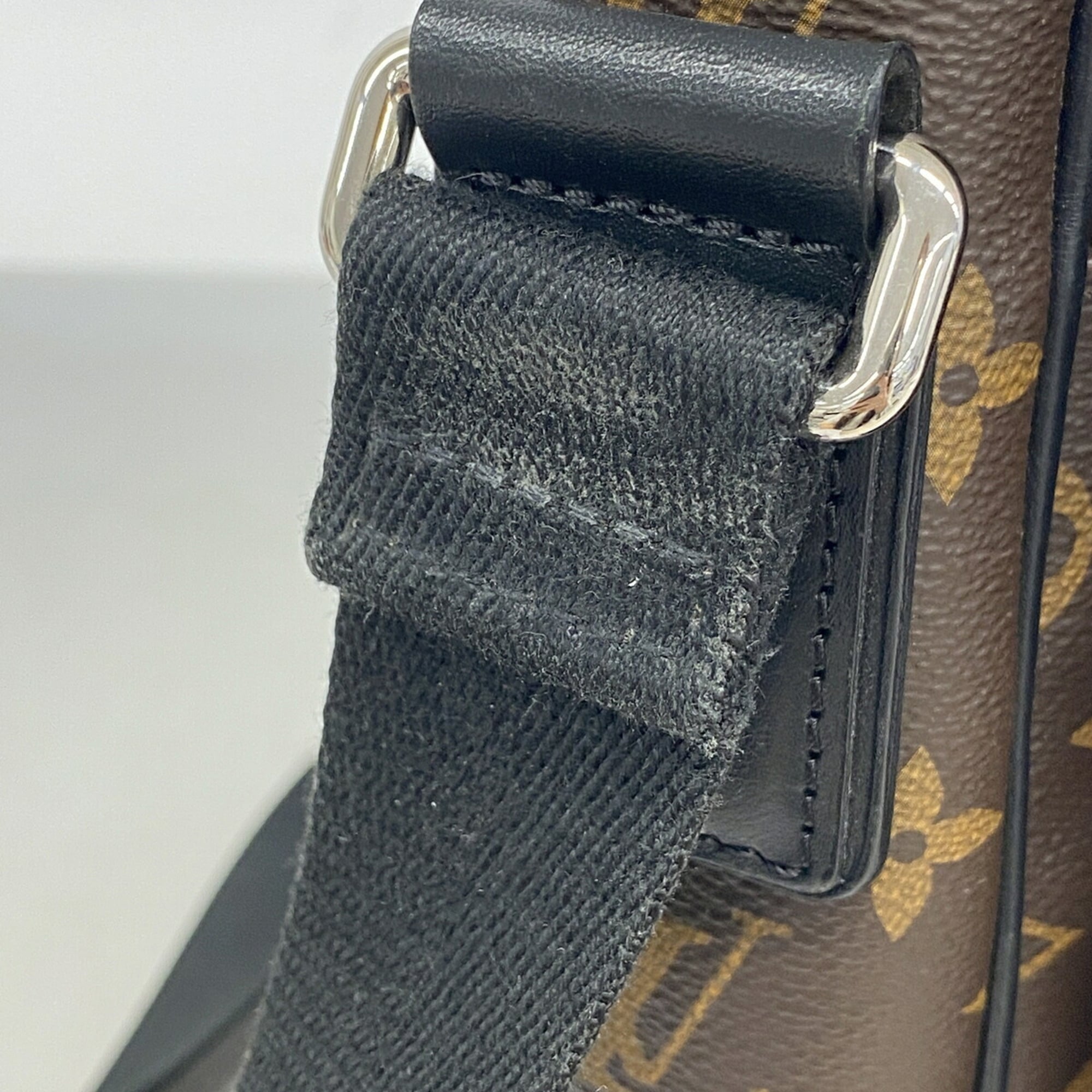 Louis Vuitton Brown Shoulder Bag (Pre-Owned)