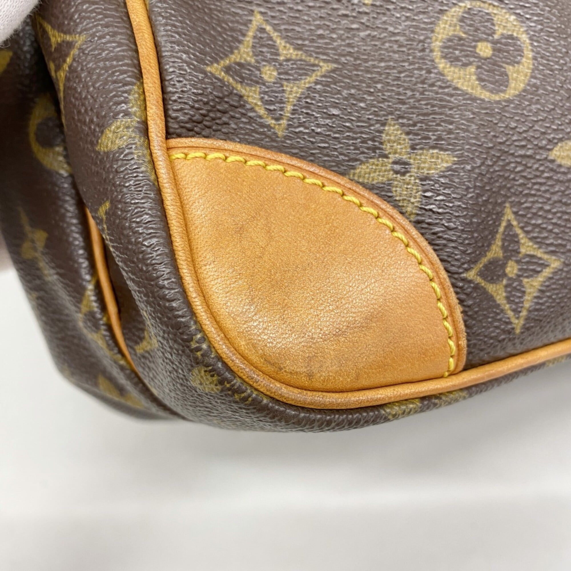 Louis Vuitton Brown Shoulder Bag (Pre-Owned)