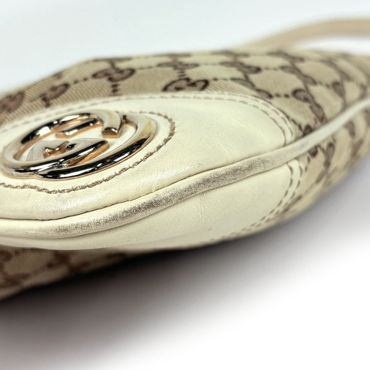 Gucci Beige White Gg Canvas Shoulder Bag (Pre-Owned)