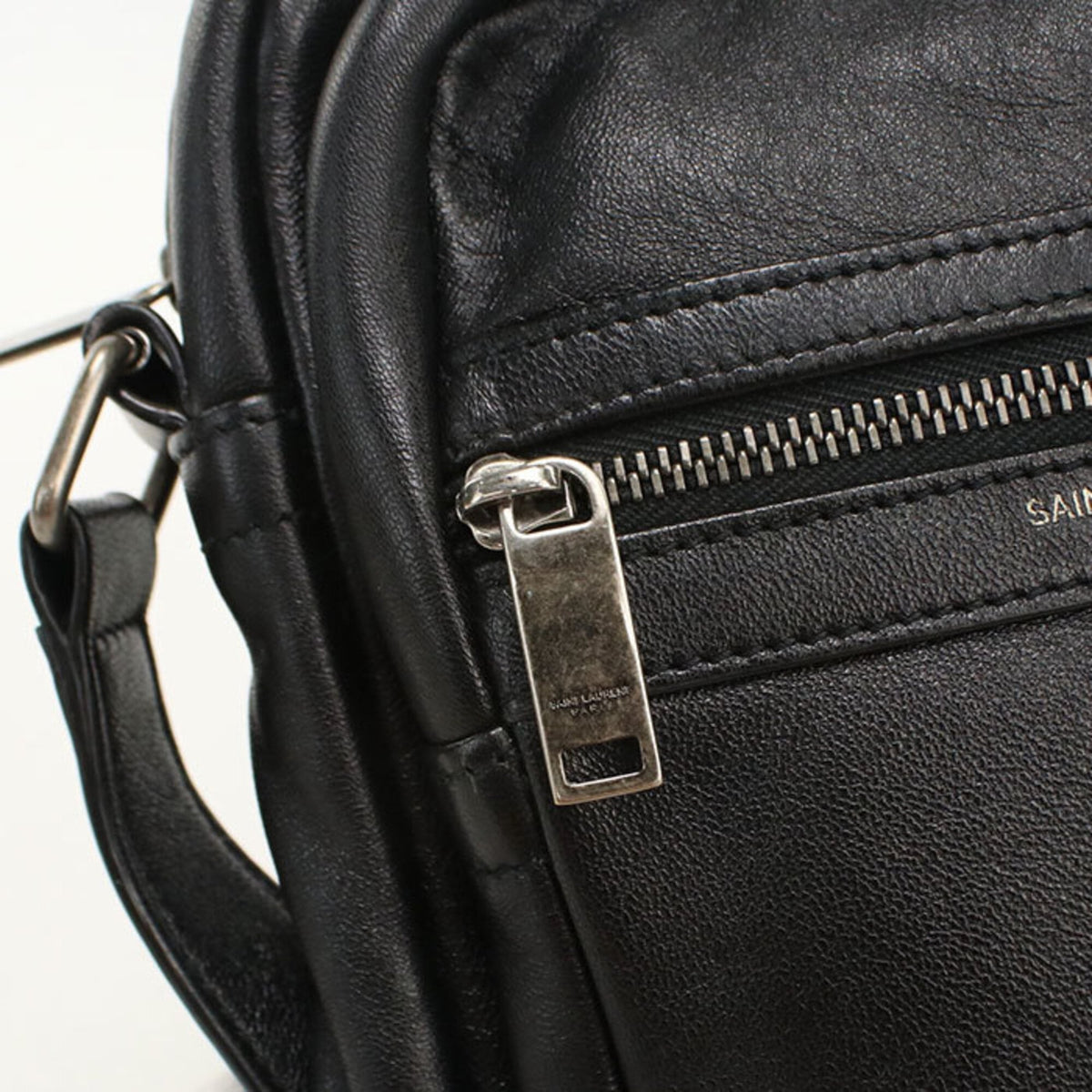 Saint Laurent Black Leather Shoulder Bag (Pre-Owned)
