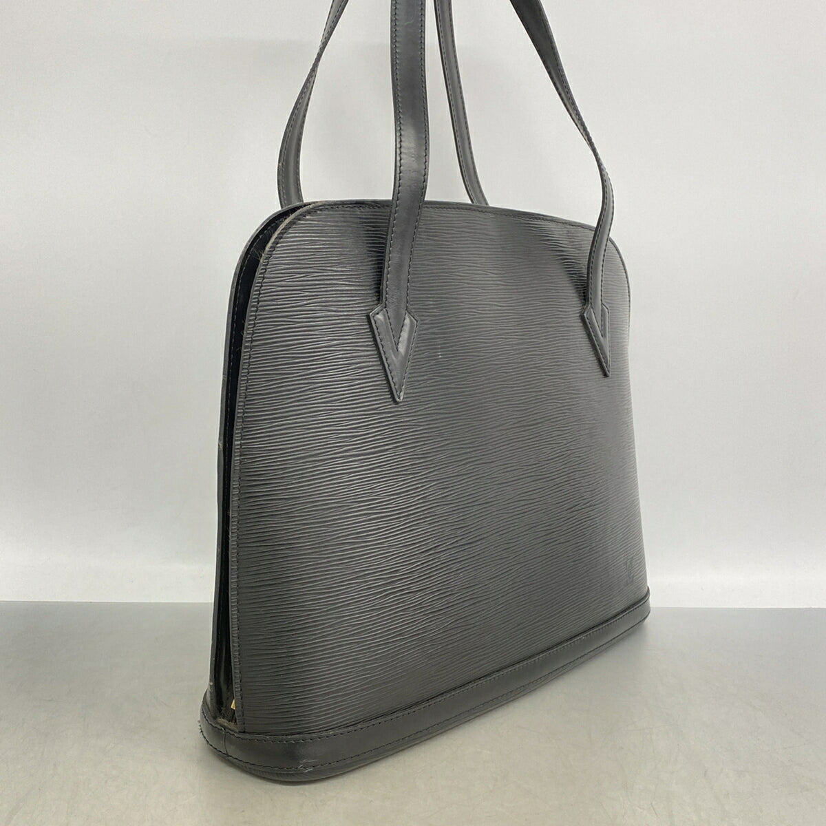Louis Vuitton Noir Shoulder Bag (Pre-Owned)