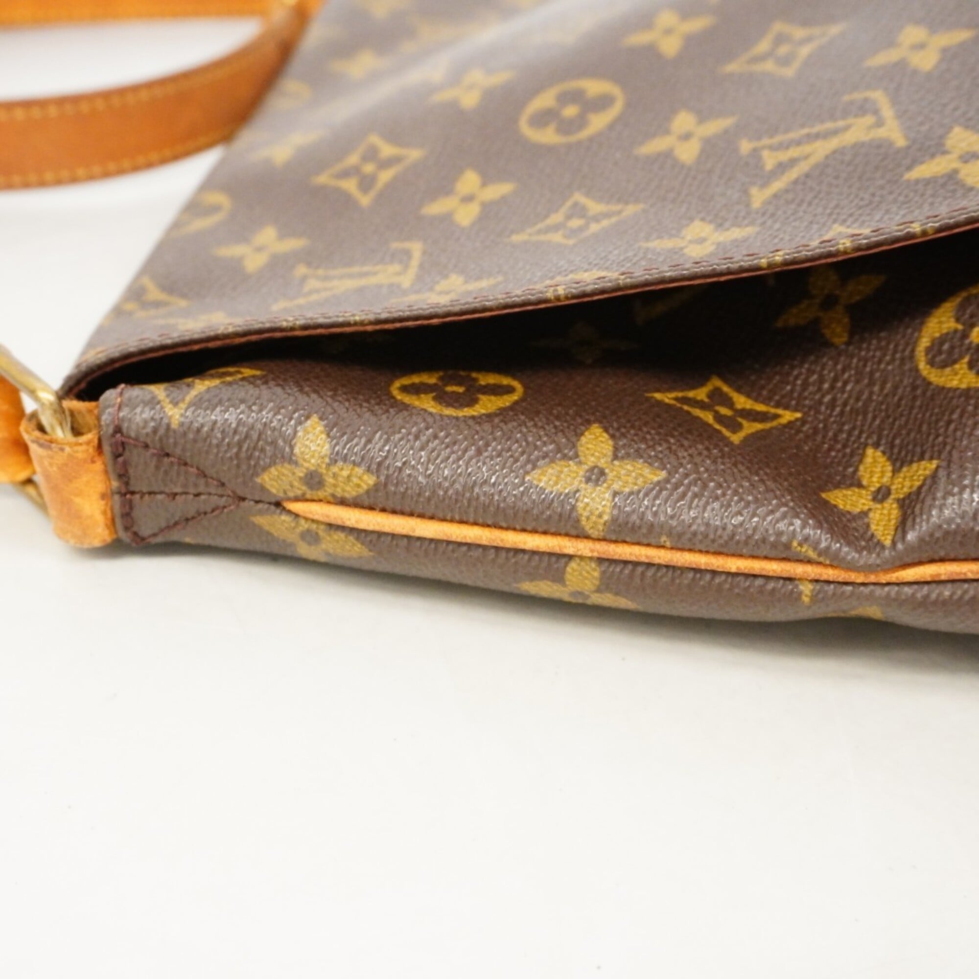 Louis Vuitton Brown Shoulder Bag (Pre-Owned)
