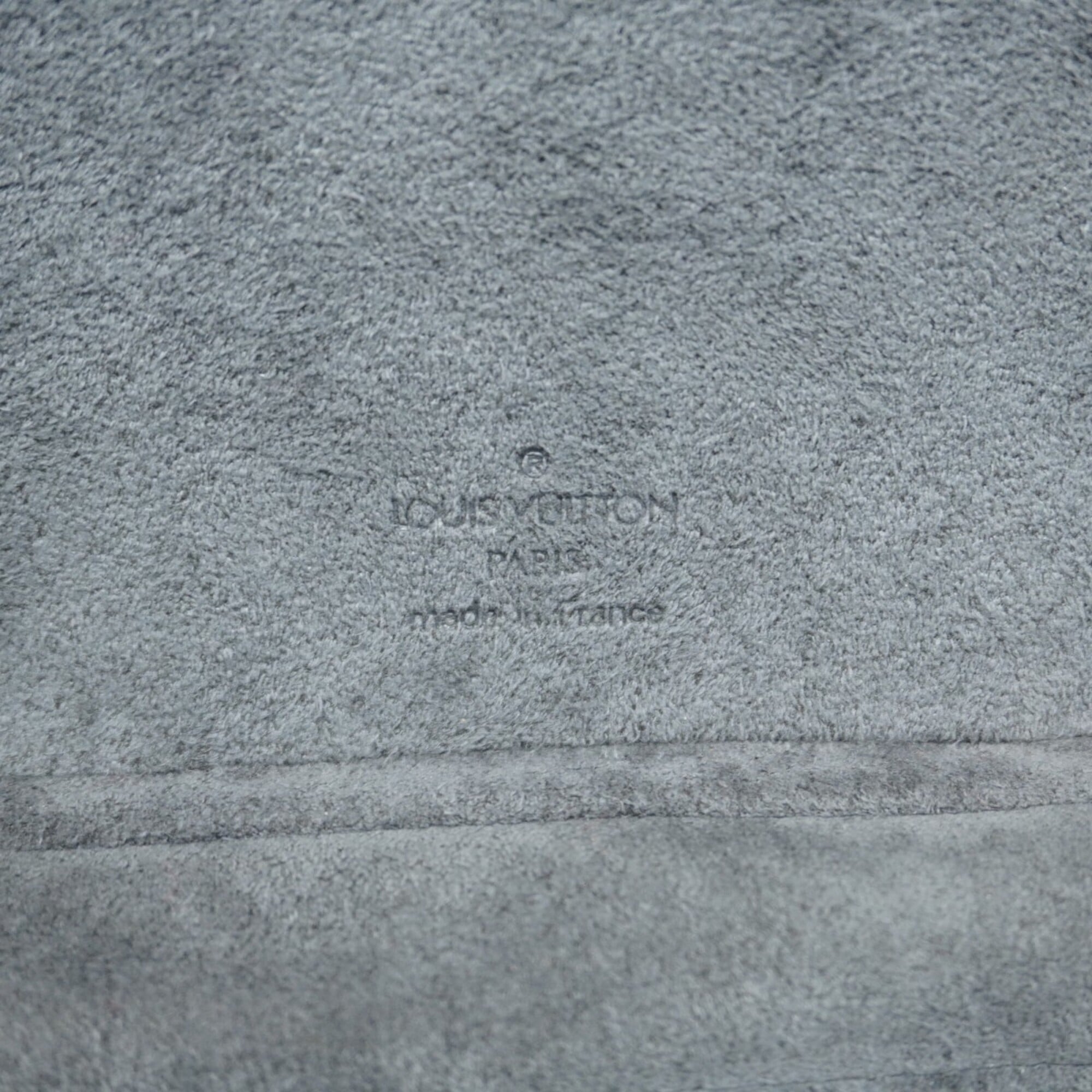 Louis Vuitton Noir Handbag (Pre-Owned)