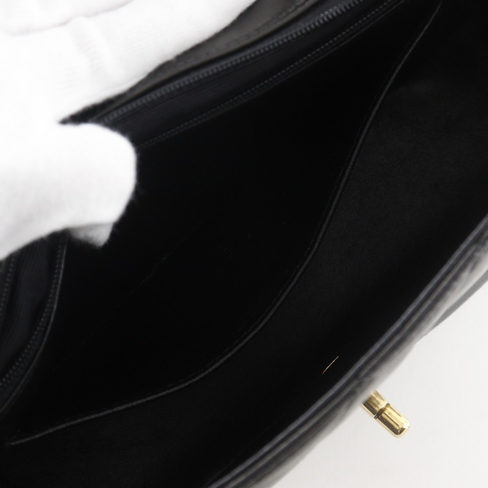 Chanel Matelasse Black Leather Shoulder Bag (Pre-Owned)