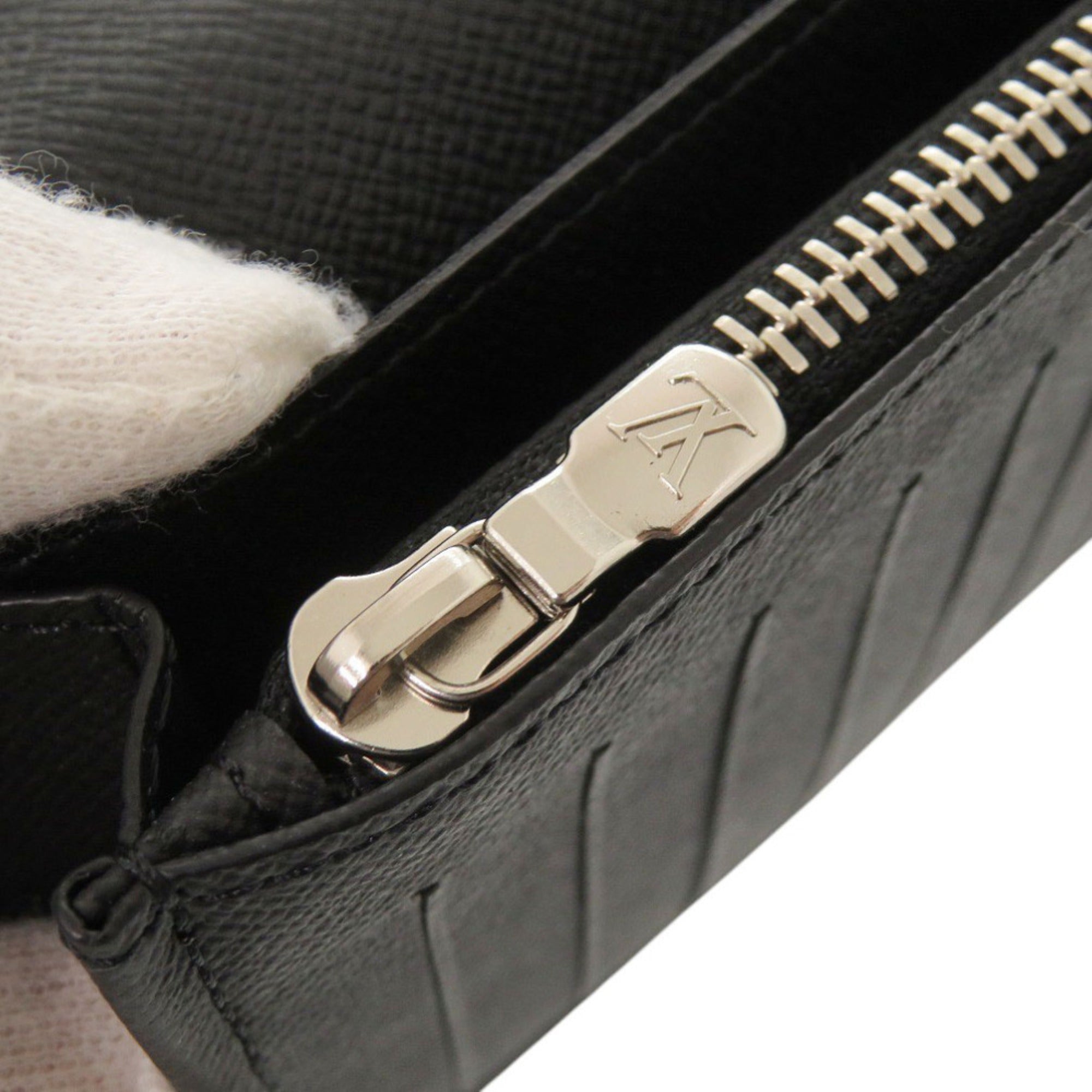 Louis Vuitton Black Taiga Leather Long Wallet (Bi-Fold) (Pre-Owned)