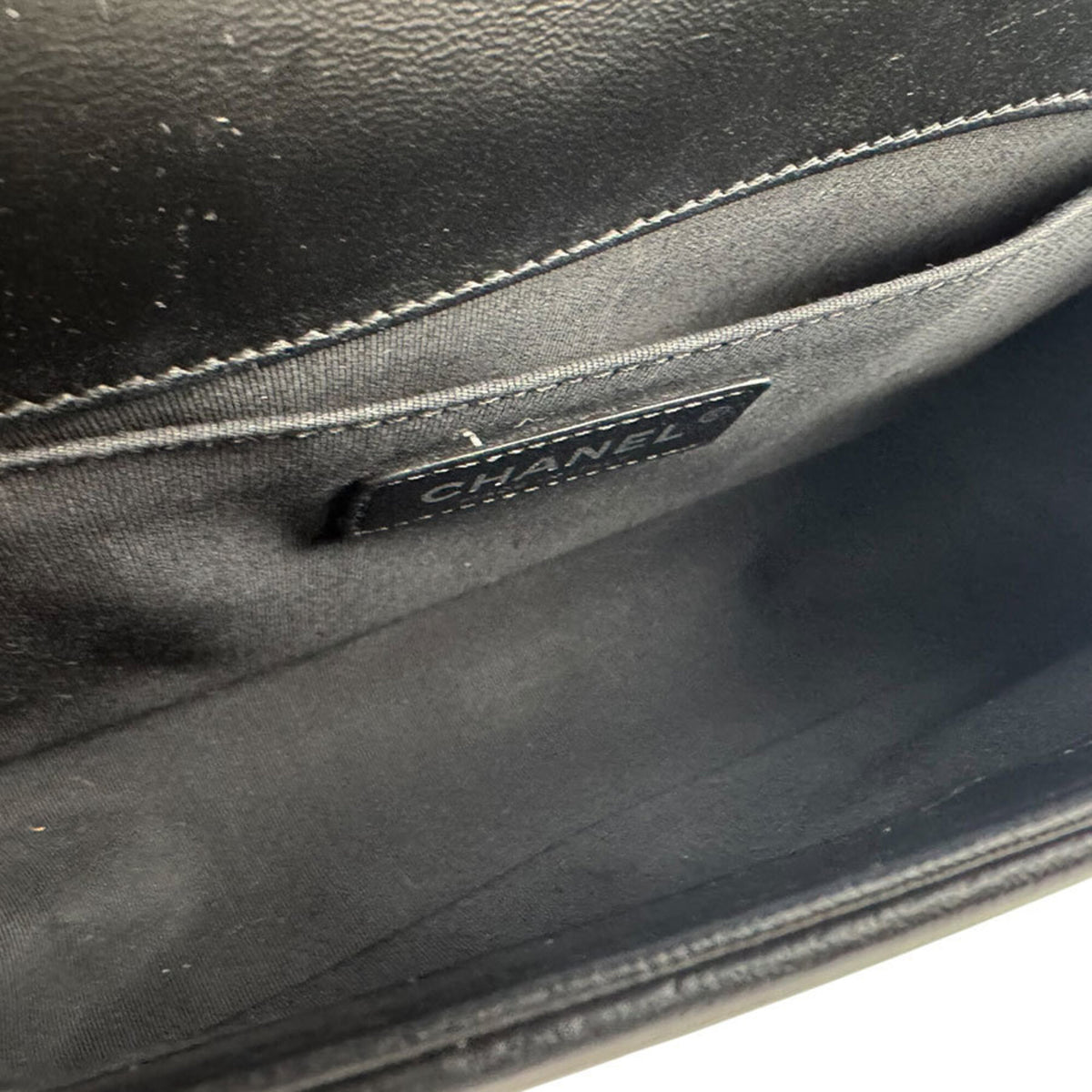 Chanel Black White Leather Shoulder Bag (Pre-Owned)