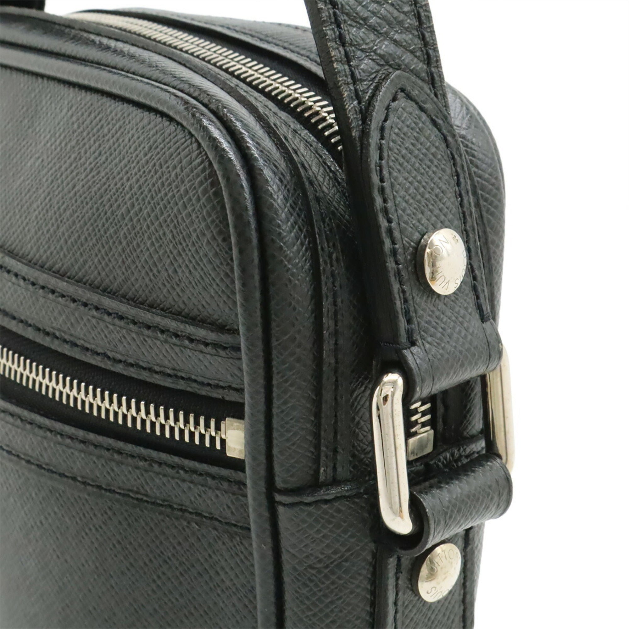 Louis Vuitton Taiga Ardoise Taiga Leather Shoulder Bag (Pre-Owned)