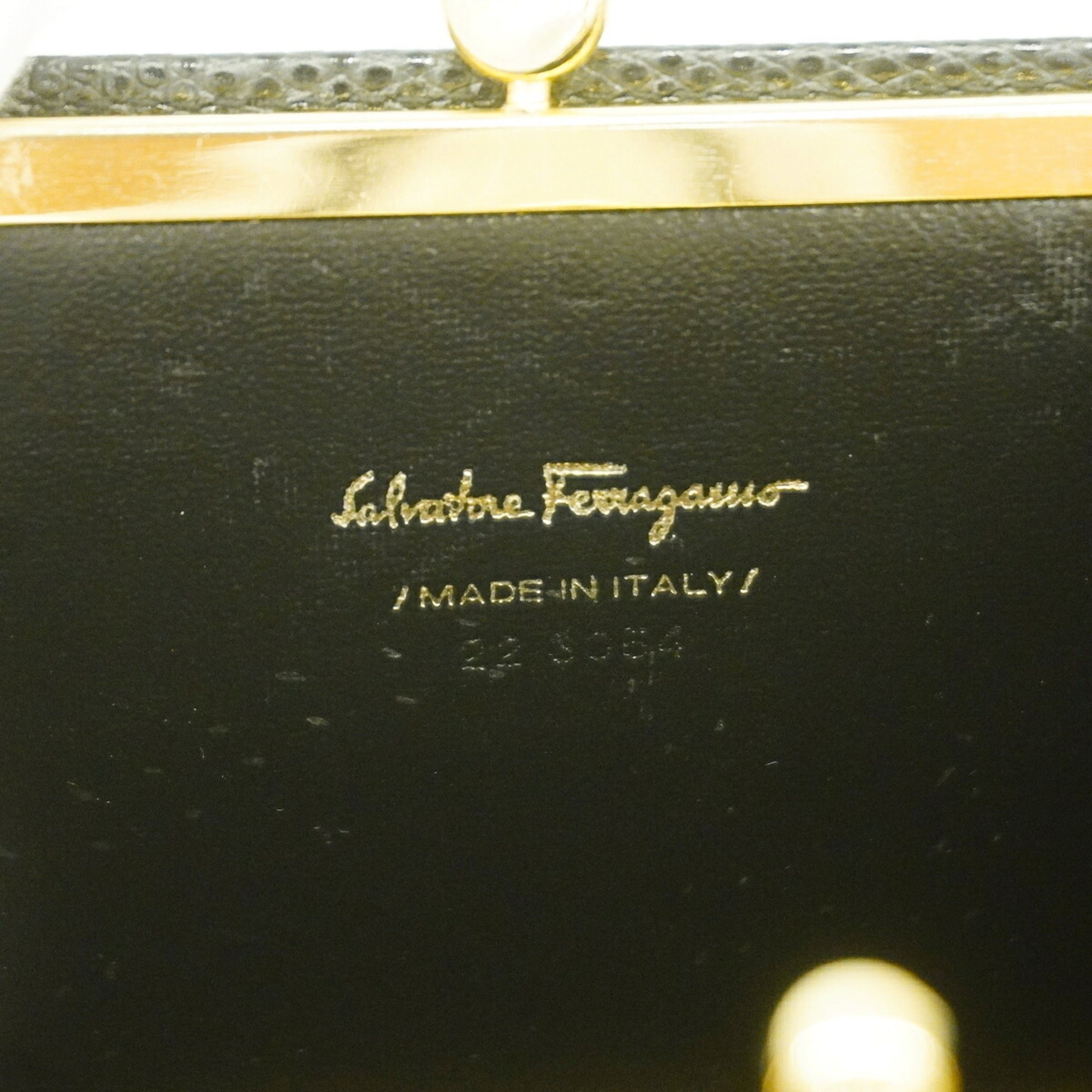 Salvatore Ferragamo Black Leather Shoulder Bag (Pre-Owned)