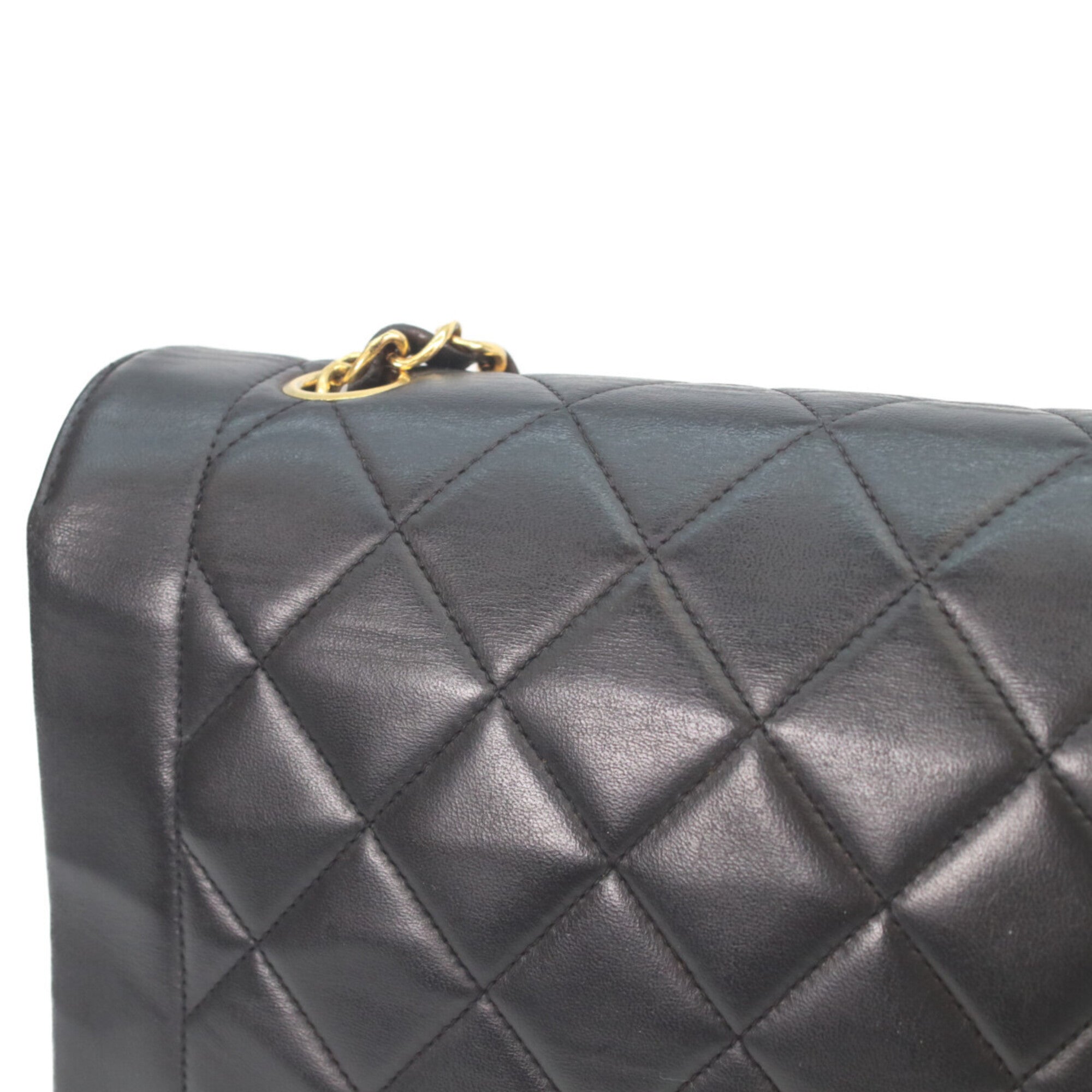 Chanel Black Leather Shoulder Bag (Pre-Owned)