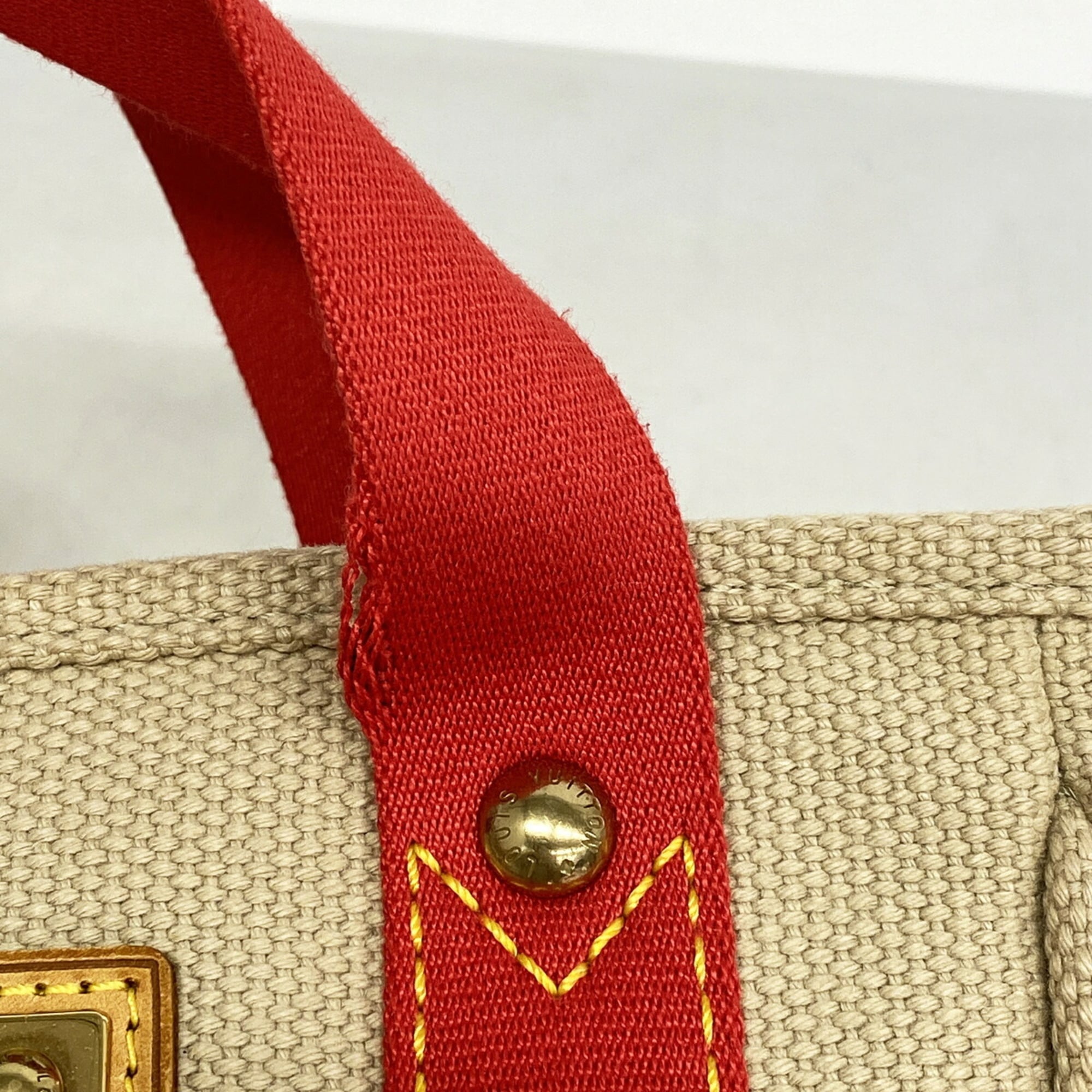 Louis Vuitton Beige Handbag (Pre-Owned)