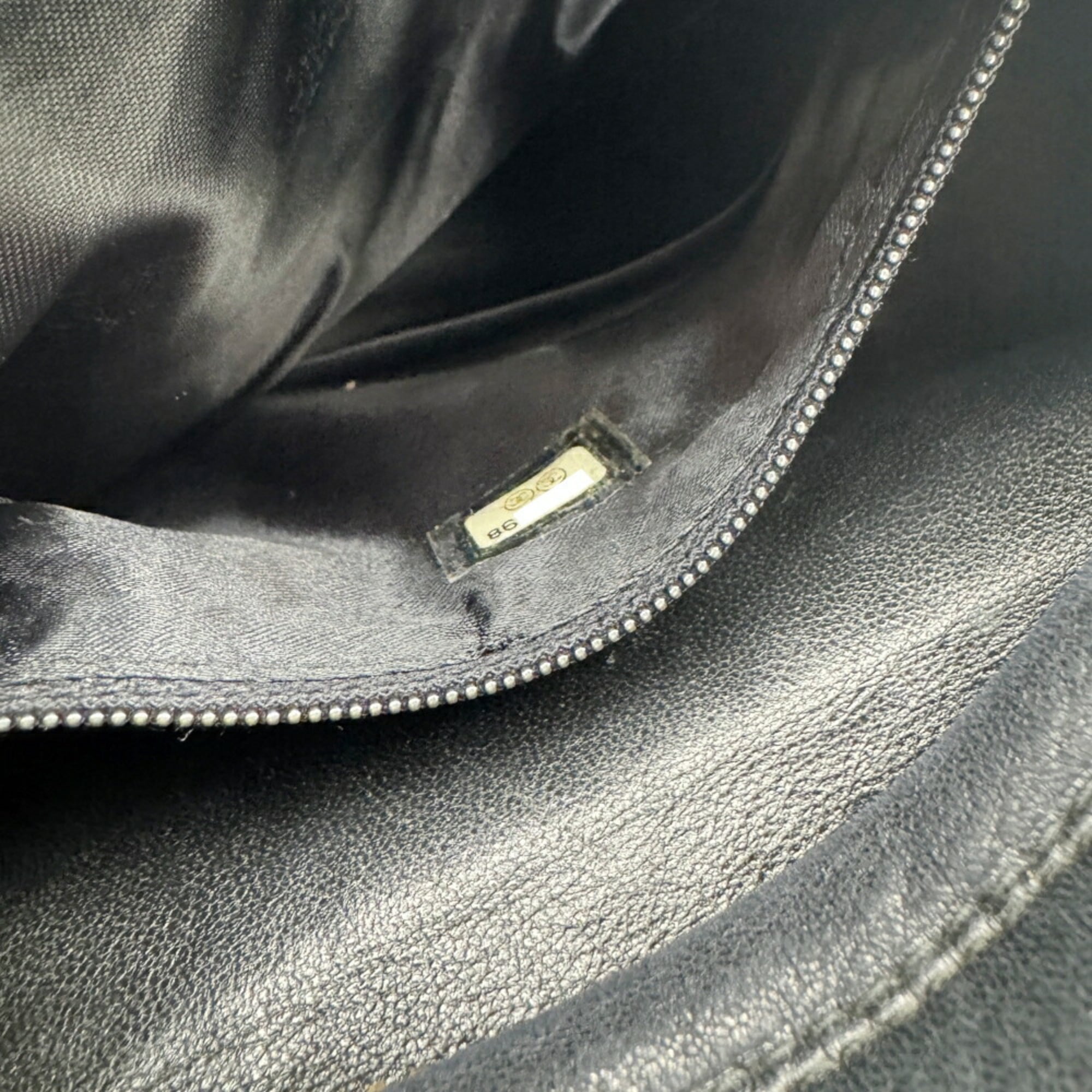 Chanel Black Leather Shoulder Bag (Pre-Owned)