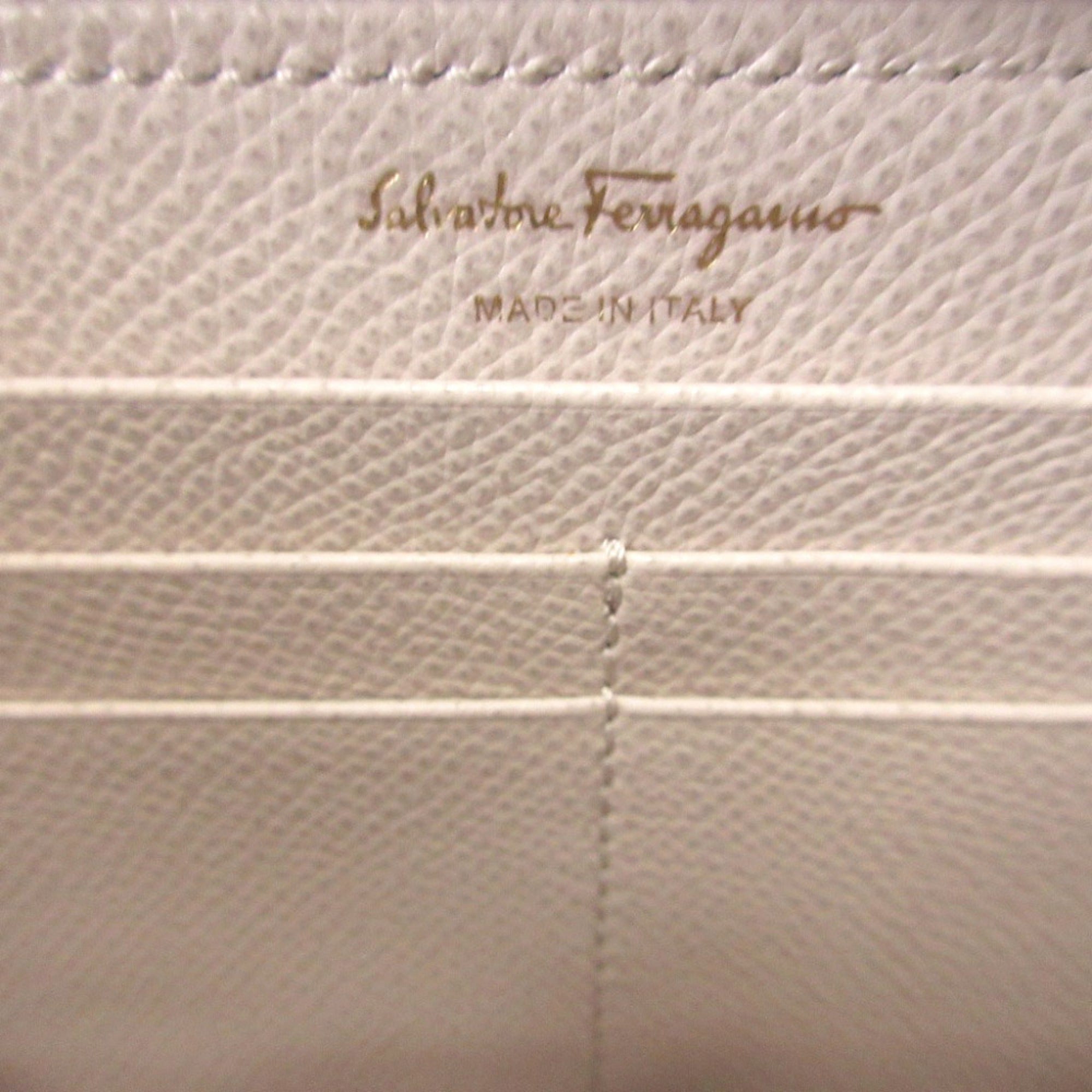 Salvatore Ferragamo Ivory Leather Coin Purse/Coin Case (Pre-Owned)