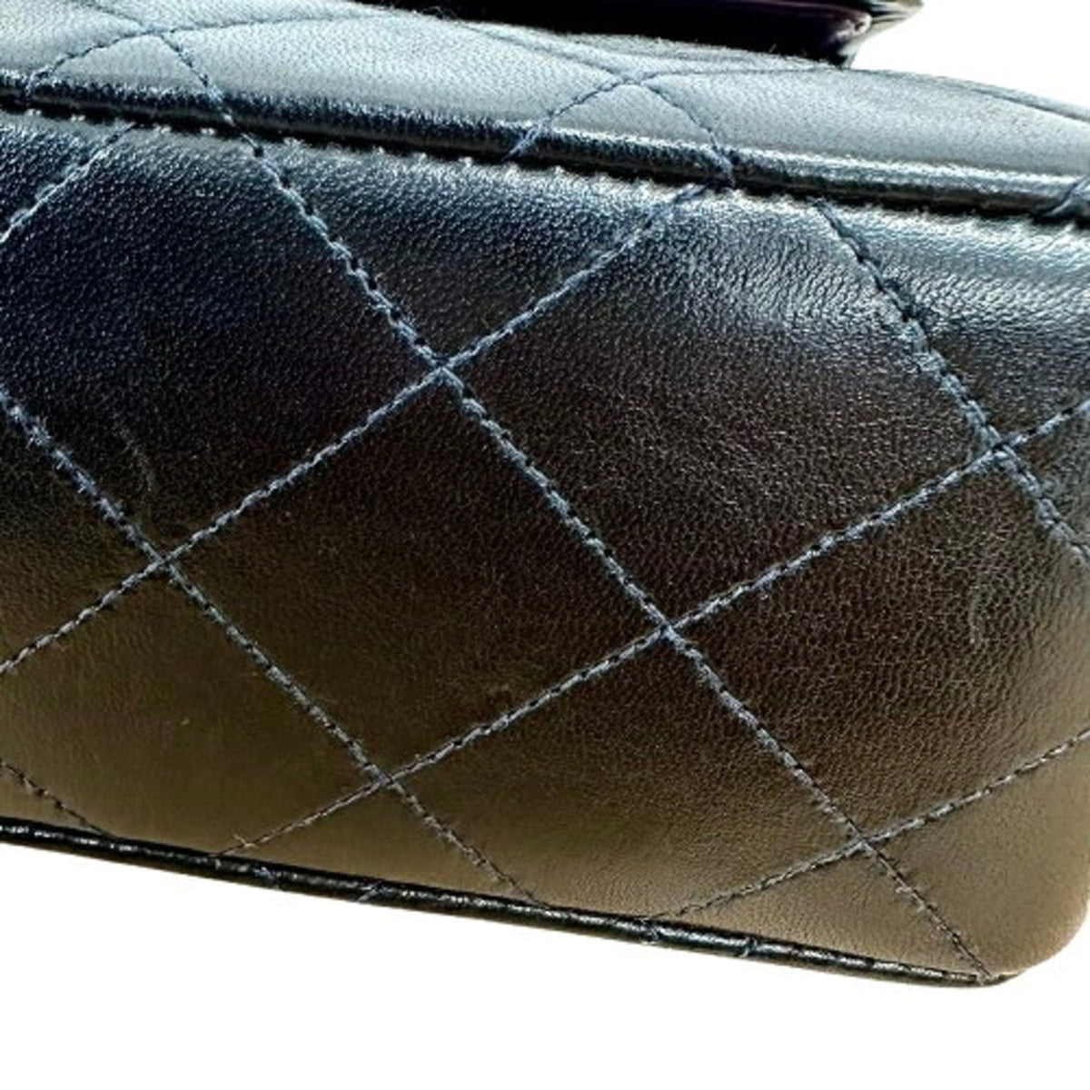 Chanel Black Leather Shoulder Bag (Pre-Owned)