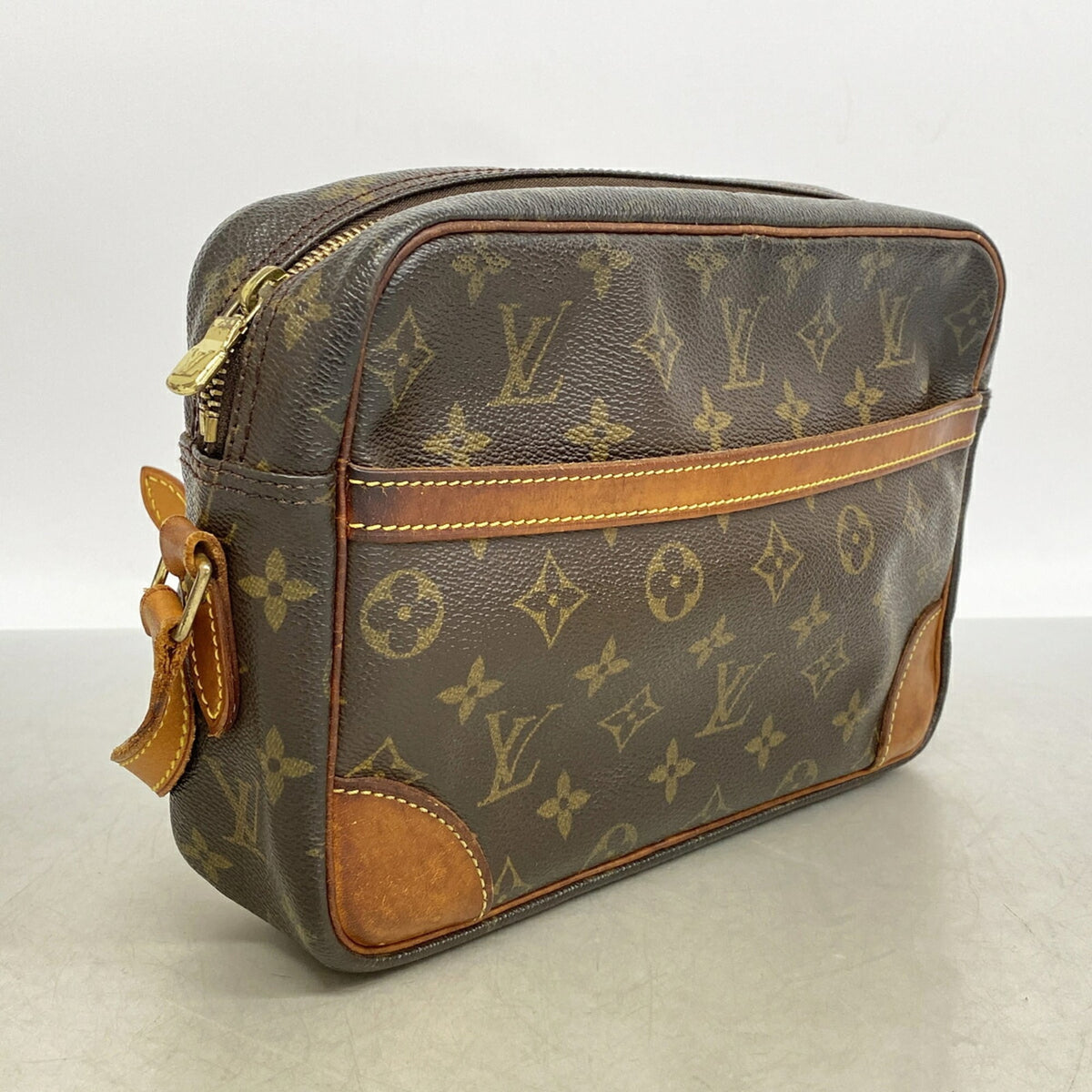 Louis Vuitton Brown Shoulder Bag (Pre-Owned)