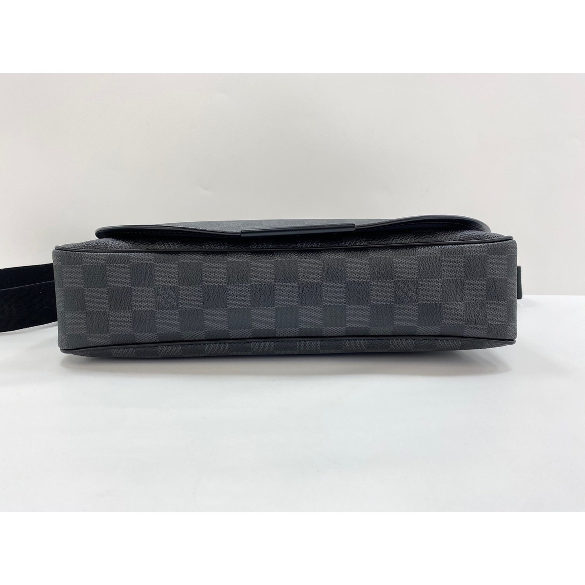 Louis Vuitton Black Shoulder Bag (Pre-Owned)