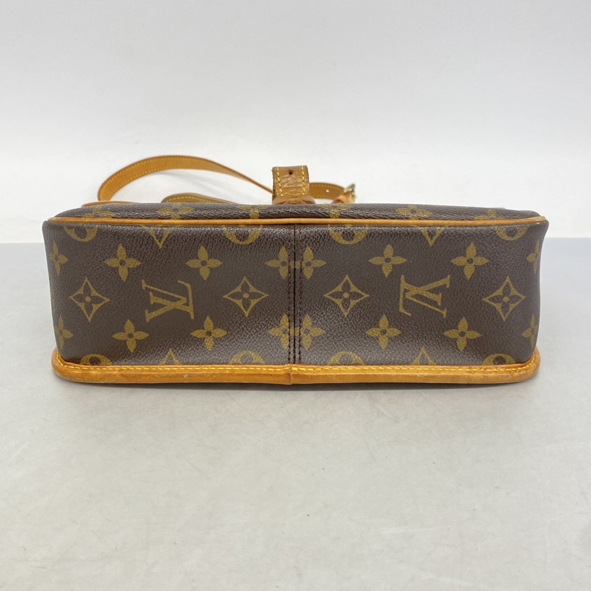 Louis Vuitton Brown Shoulder Bag (Pre-Owned)