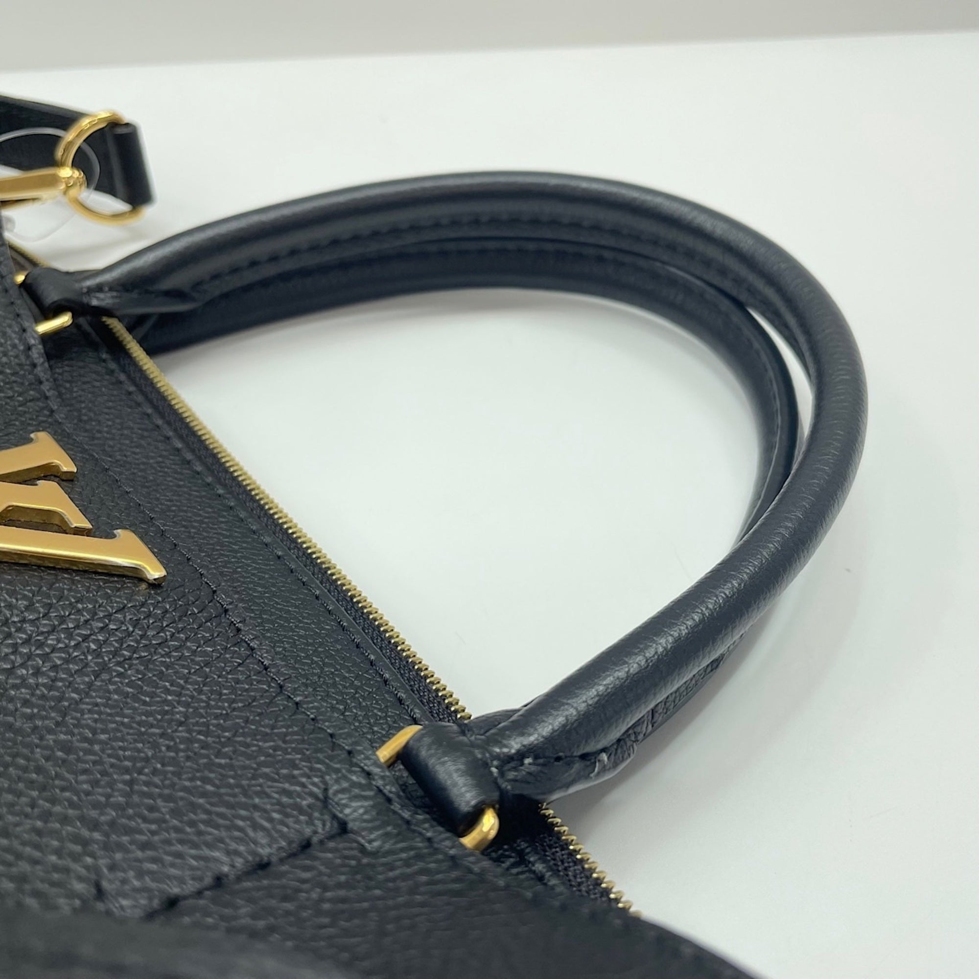 Louis Vuitton Black Handbag (Pre-Owned)