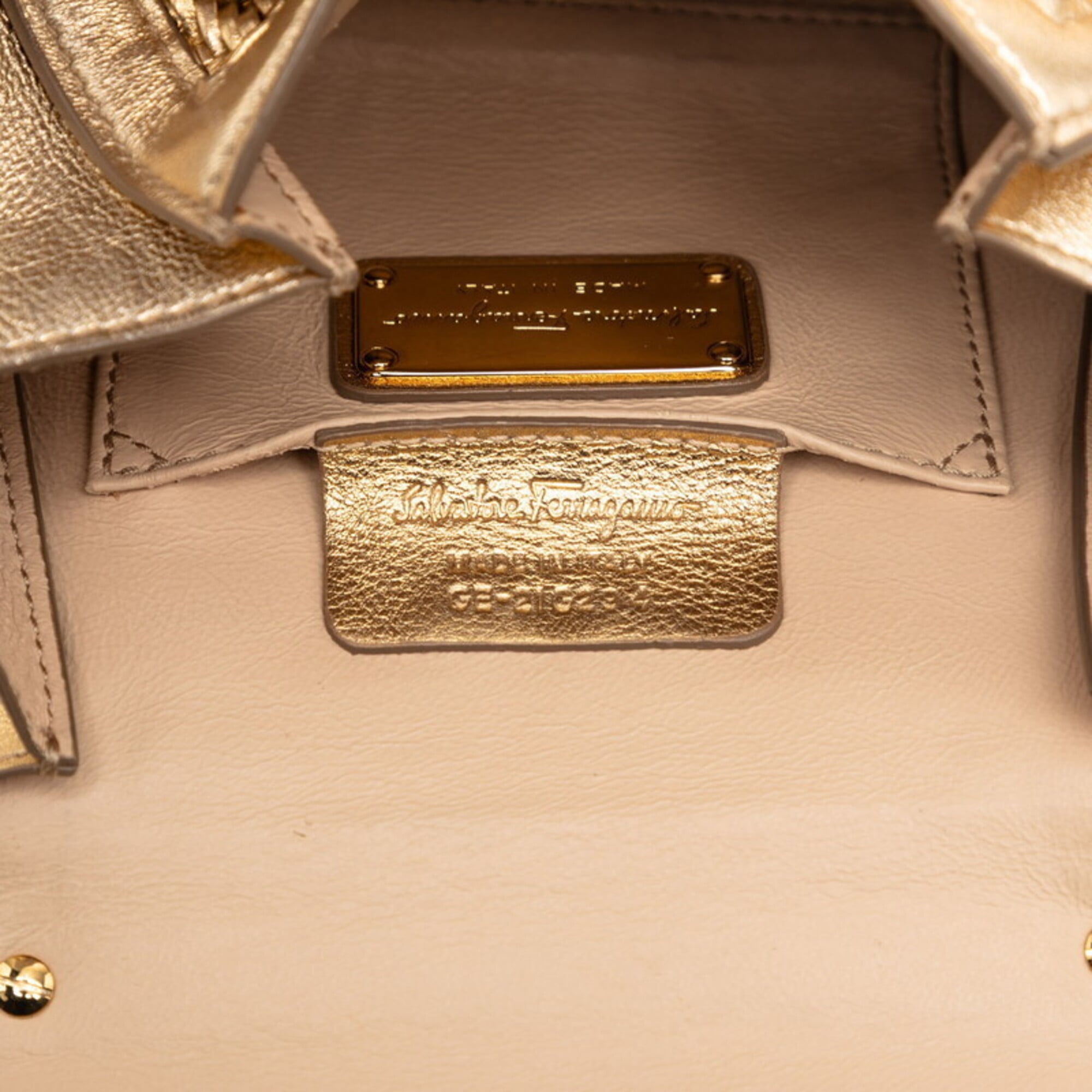 Salvatore Ferragamo Gold Leather Handbag Shoulder Bag (Pre-Owned)