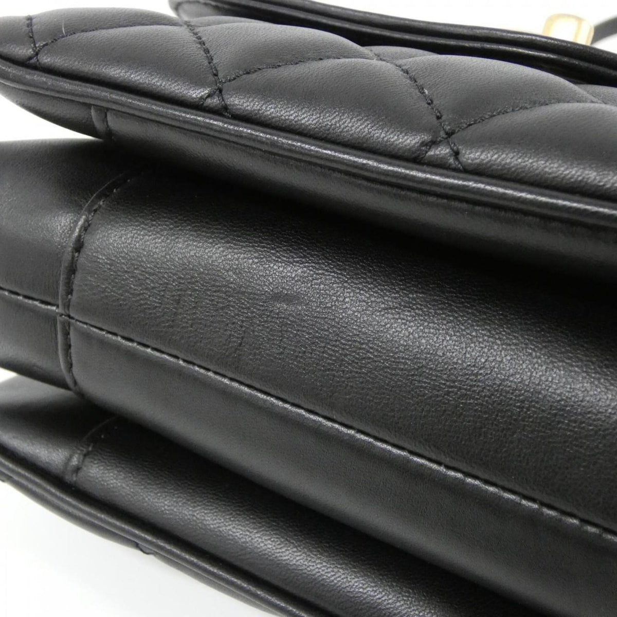 Chanel Black Leather Shoulder Bag (Pre-Owned)