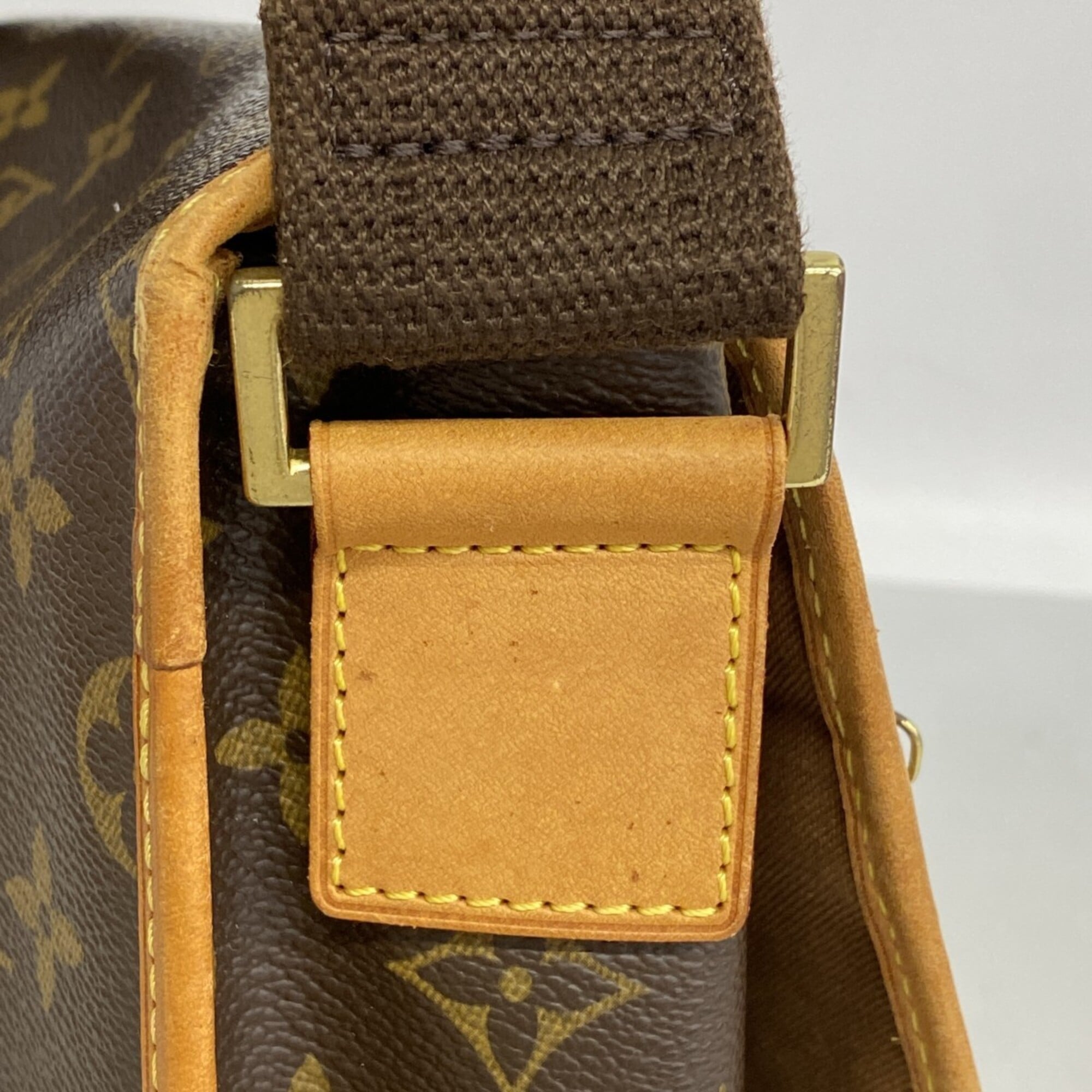 Louis Vuitton Brown Shoulder Bag (Pre-Owned)