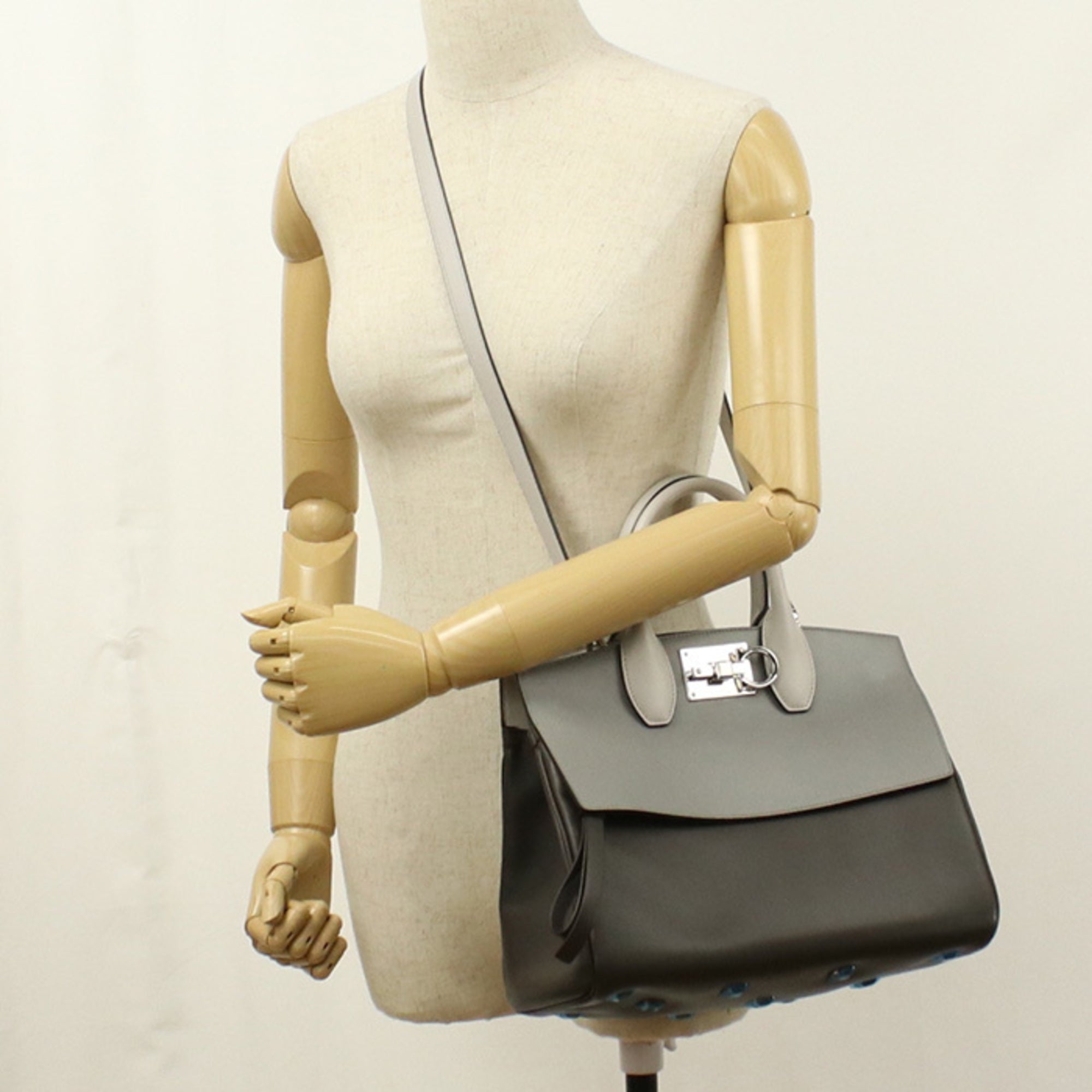Salvatore Ferragamo Gray Leather Handbag (Pre-Owned)