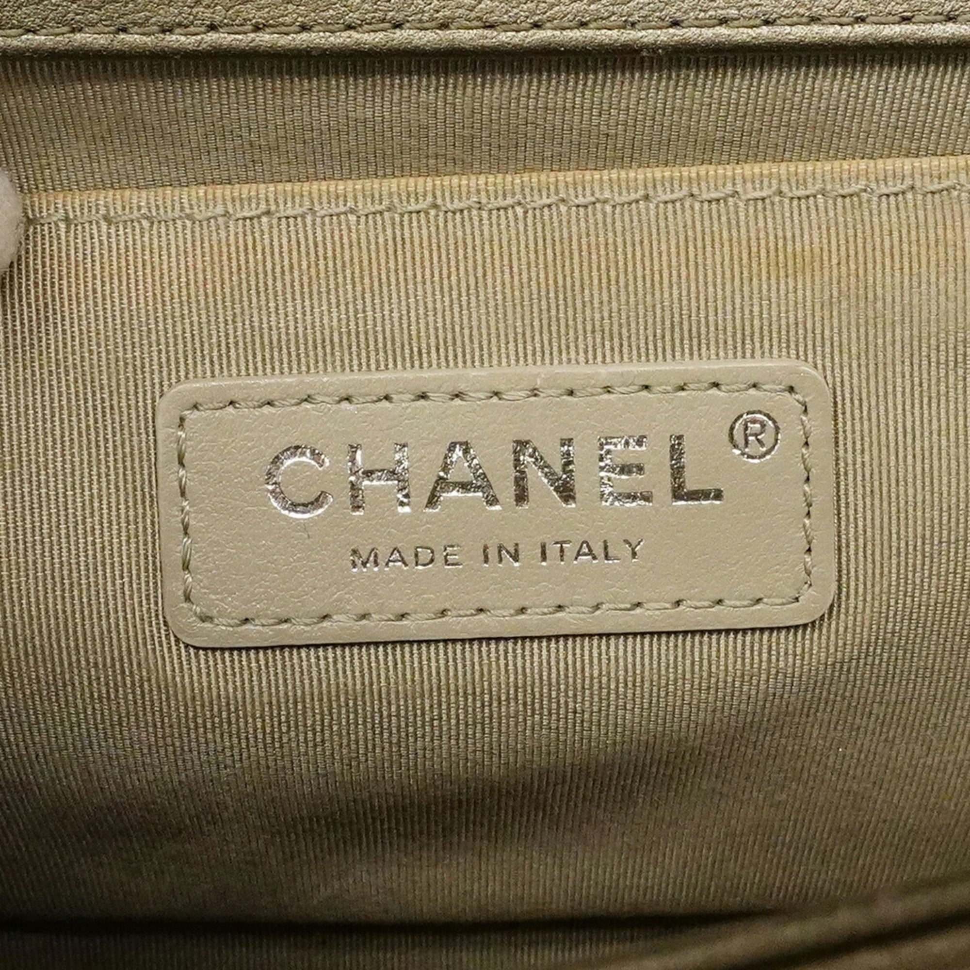 Chanel Gray Leather Shoulder Bag (Pre-Owned)