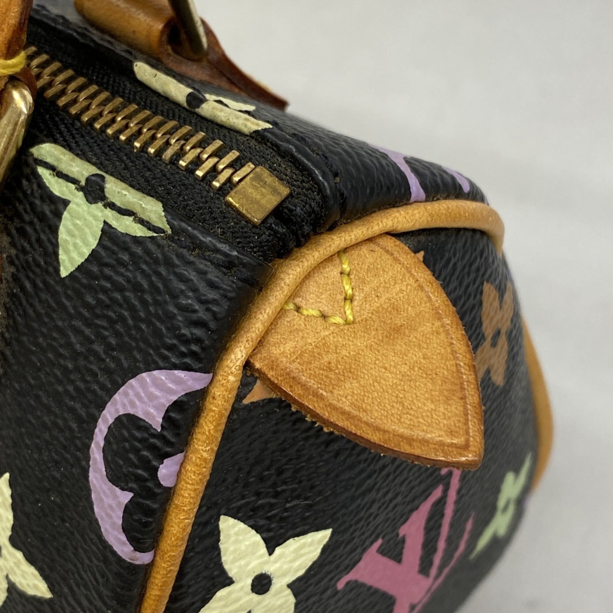 Louis Vuitton Noir Handbag (Pre-Owned)