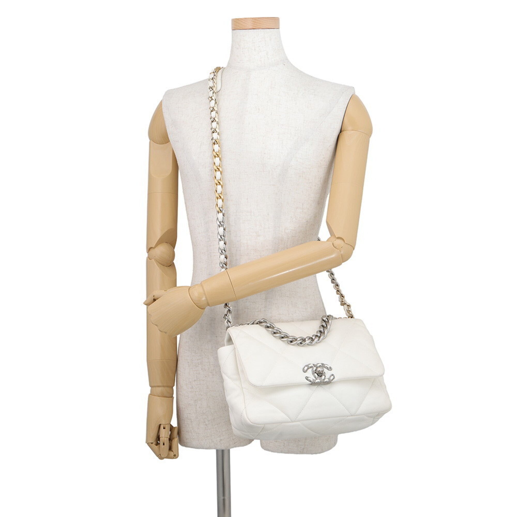 Chanel White Leather Shoulder Bag (Pre-Owned)