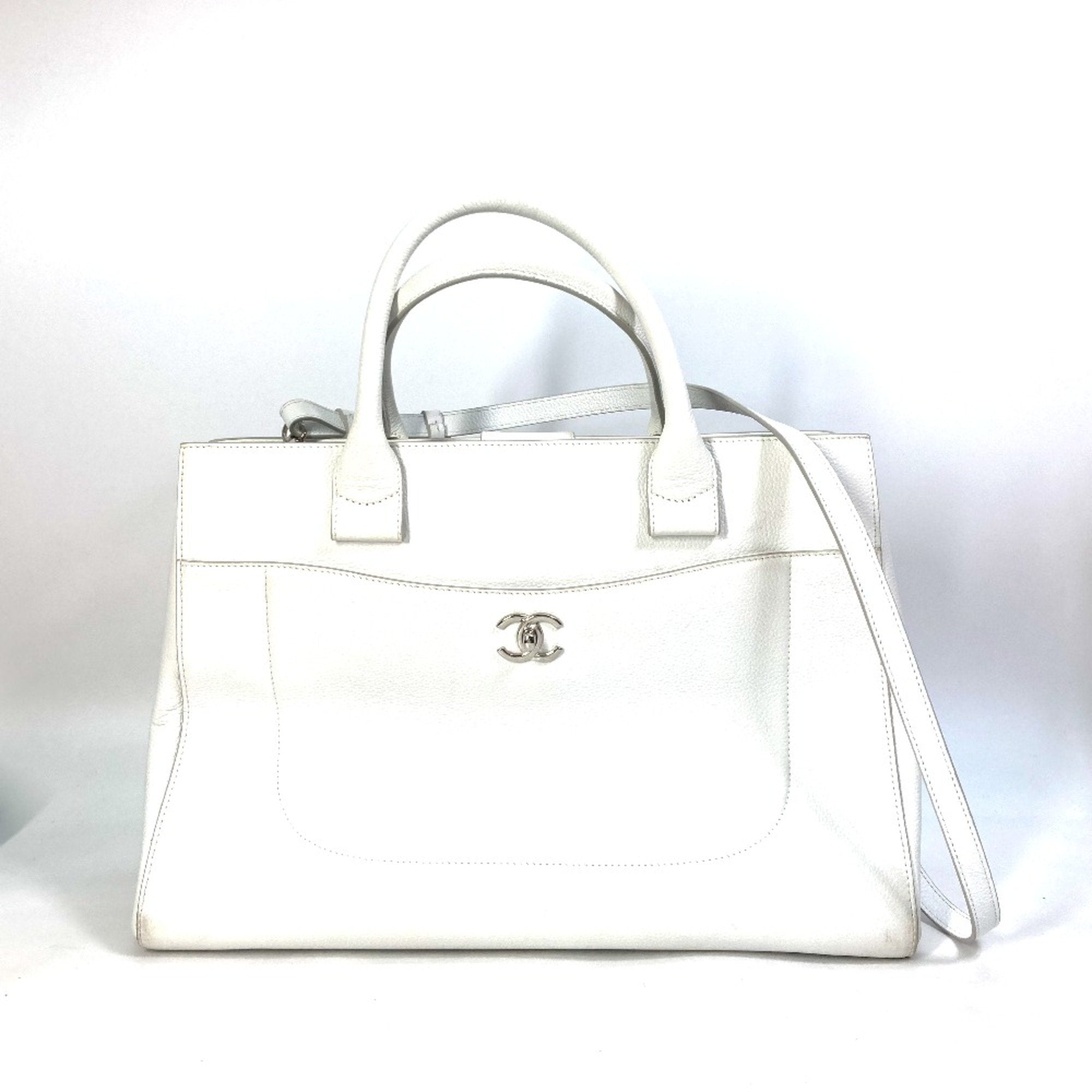 Chanel White Leather Handbag (Pre-Owned)
