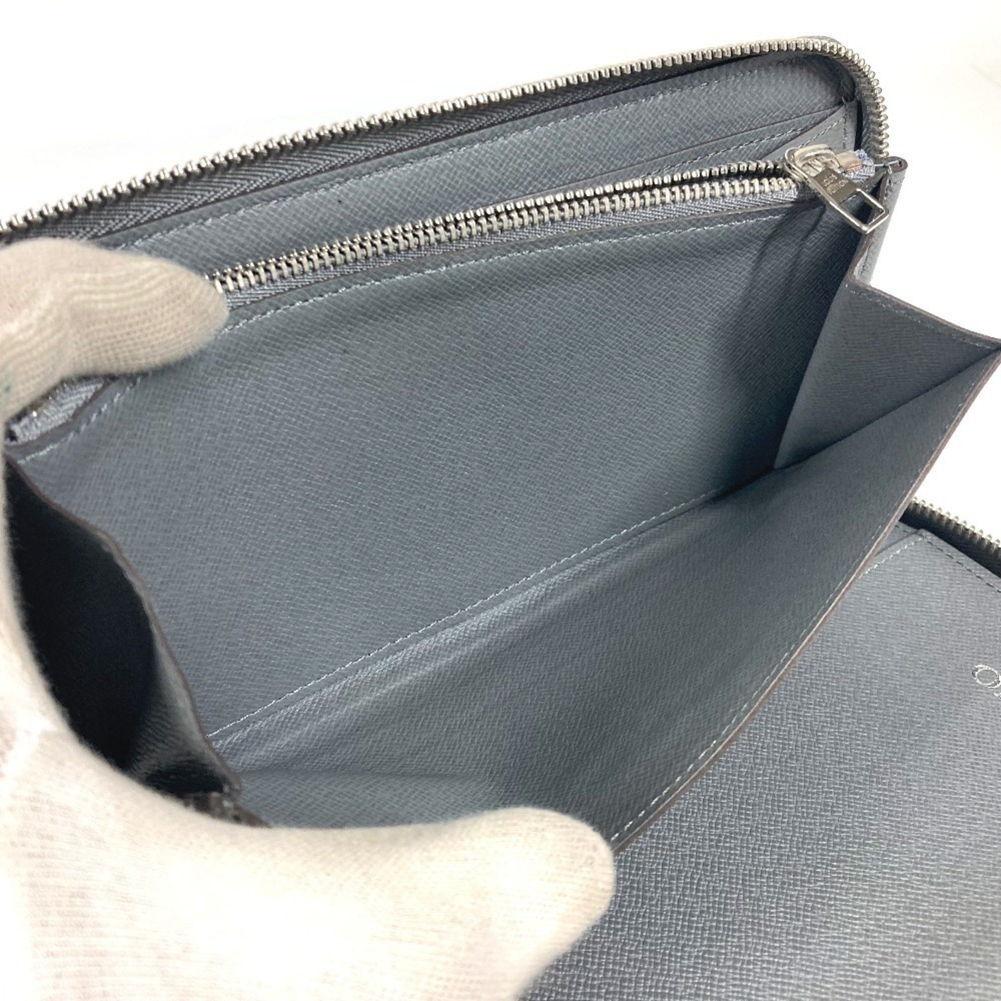 Louis Vuitton Glacier Gray Taiga Leather Long Wallet (Bi-Fold) (Pre-Owned)