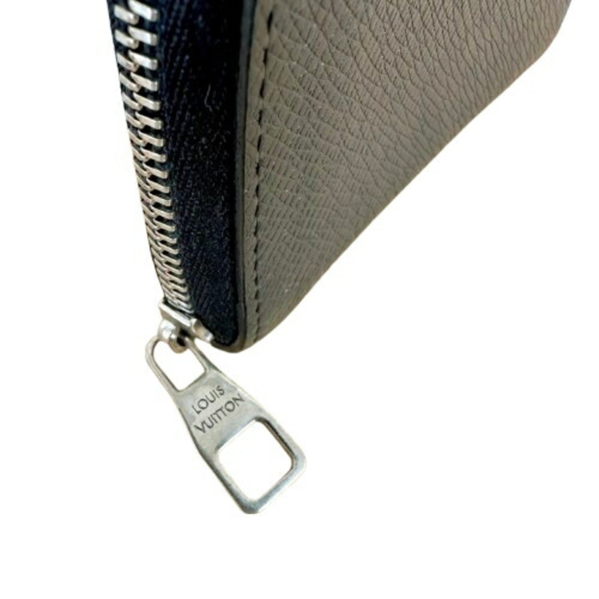 Louis Vuitton Black Taiga Leather Long Wallet (Bi-Fold) (Pre-Owned)