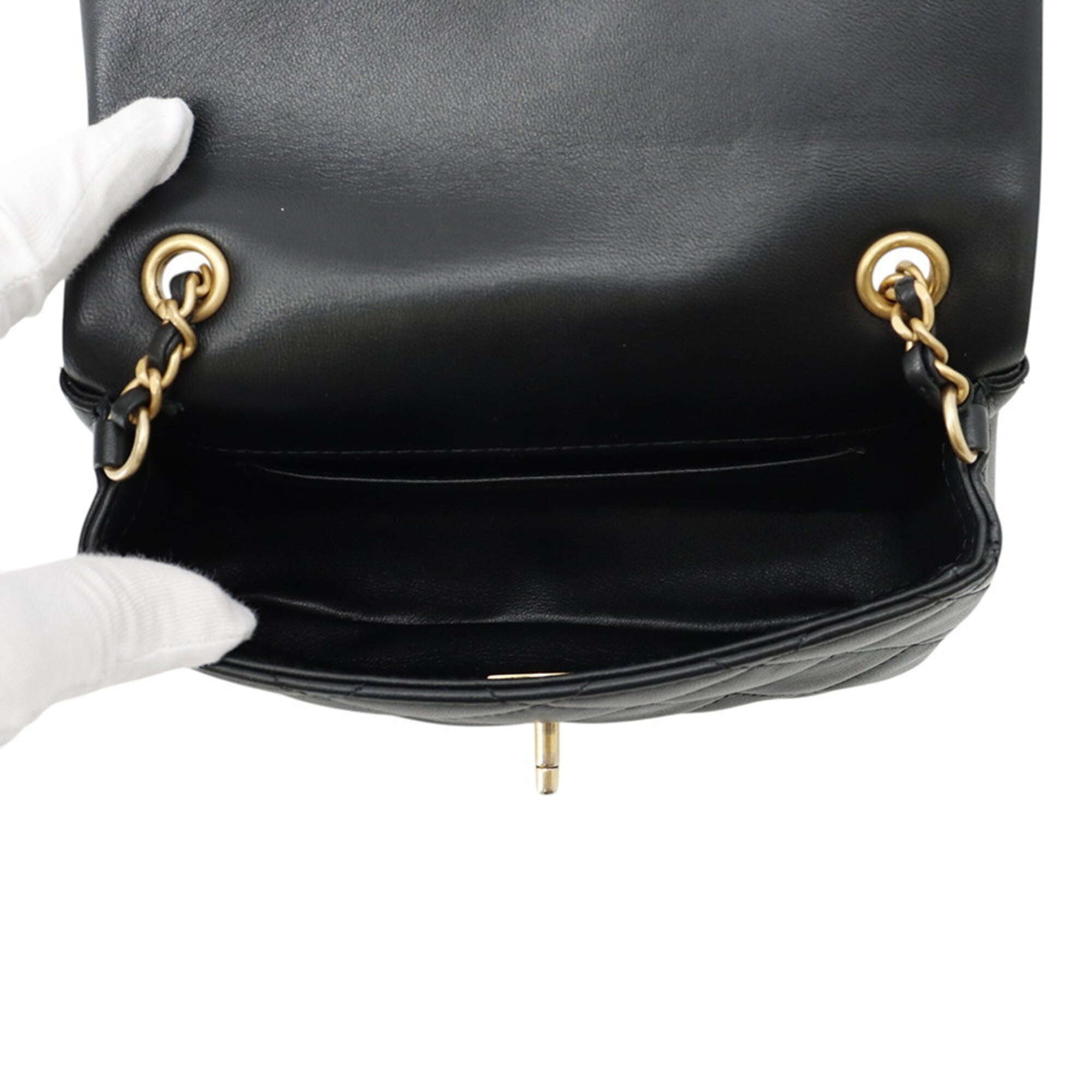 Chanel Black Leather Shoulder Bag (Pre-Owned)