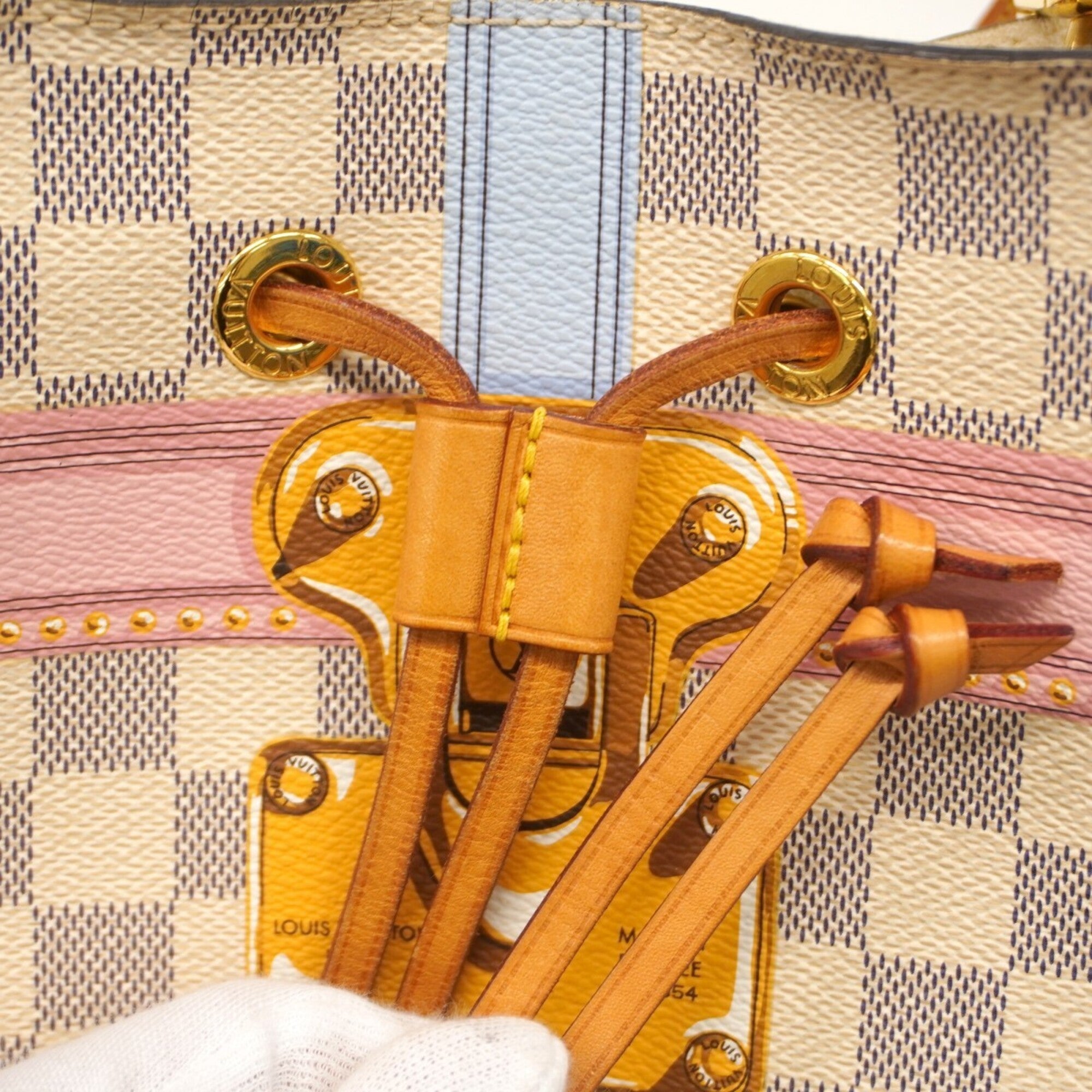 Louis Vuitton White Shoulder Bag (Pre-Owned)