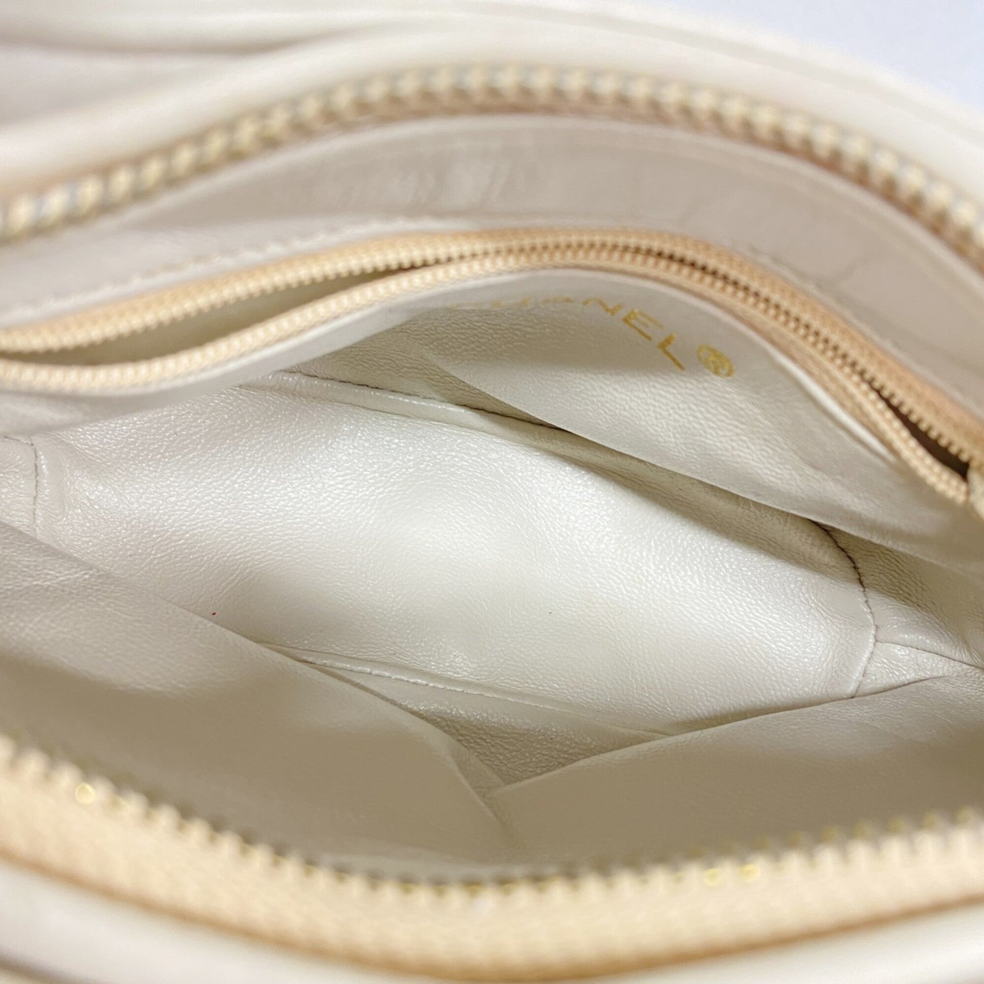 Chanel White Leather Shoulder Bag (Pre-Owned)
